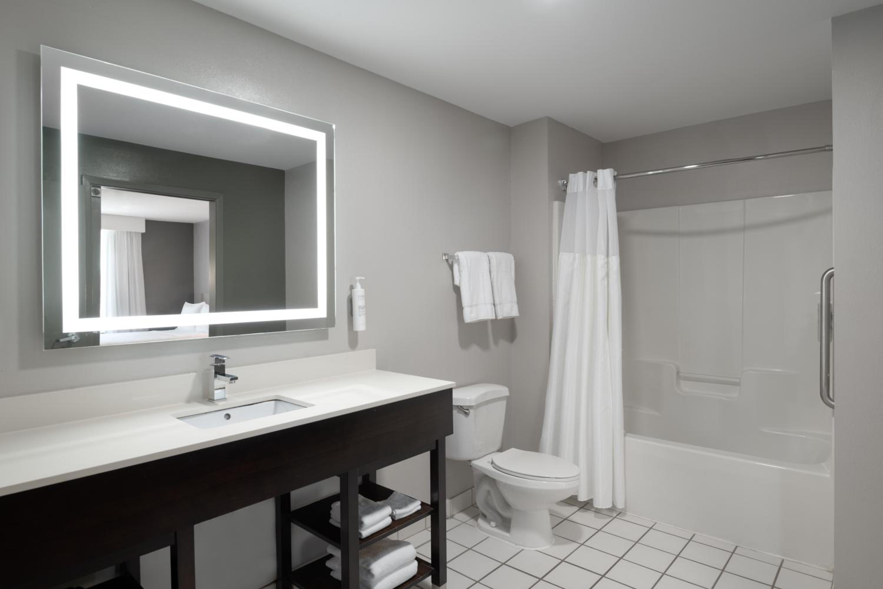 Queen Studio with Two Queen Beds and Bath Tub - Mobility Accessible - Photo 5