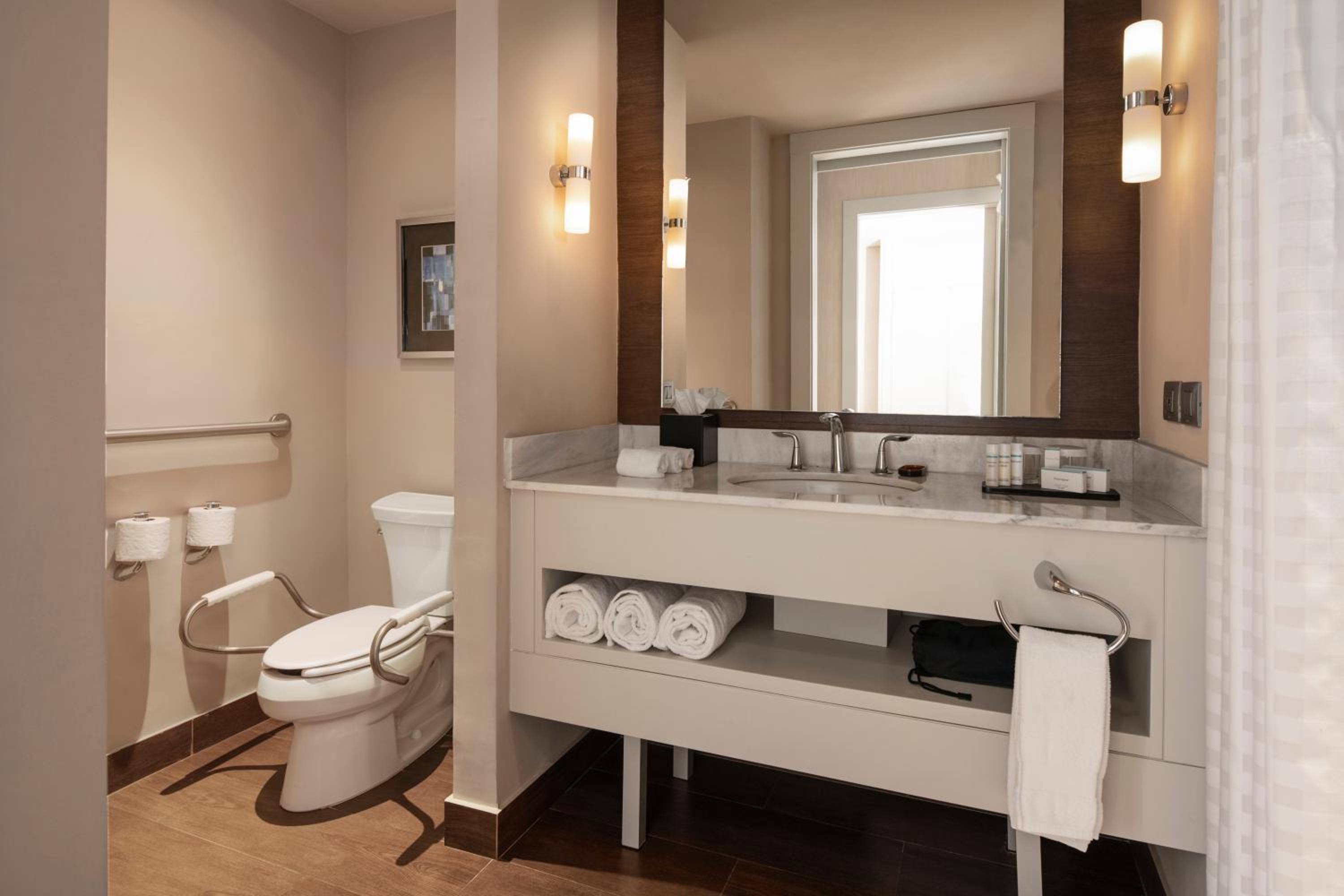 One-Bedroom King Suite with Roll-in Shower - Mobility Accessible thumbnail 6