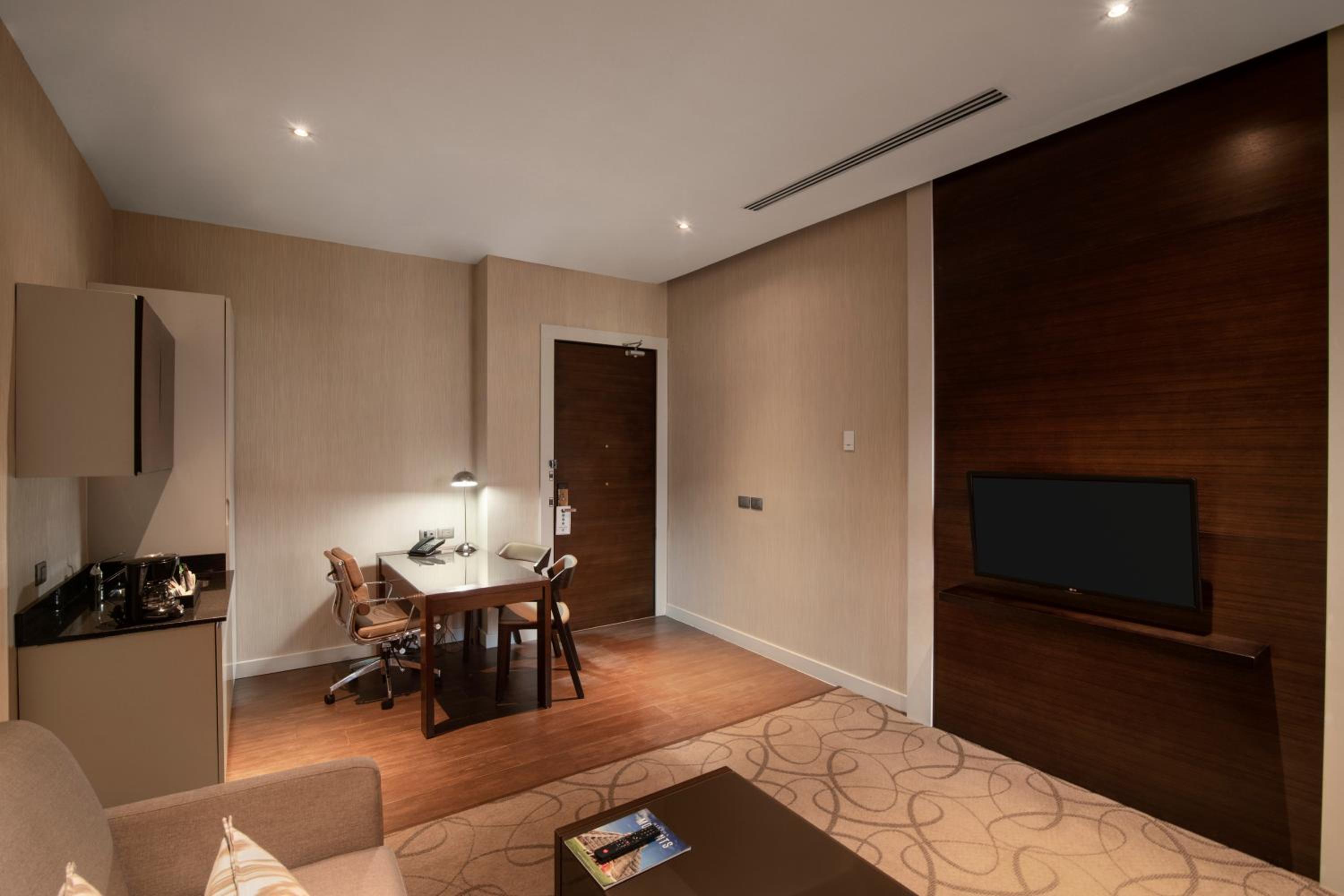 One-Bedroom King Suite with Roll-in Shower - Mobility Accessible