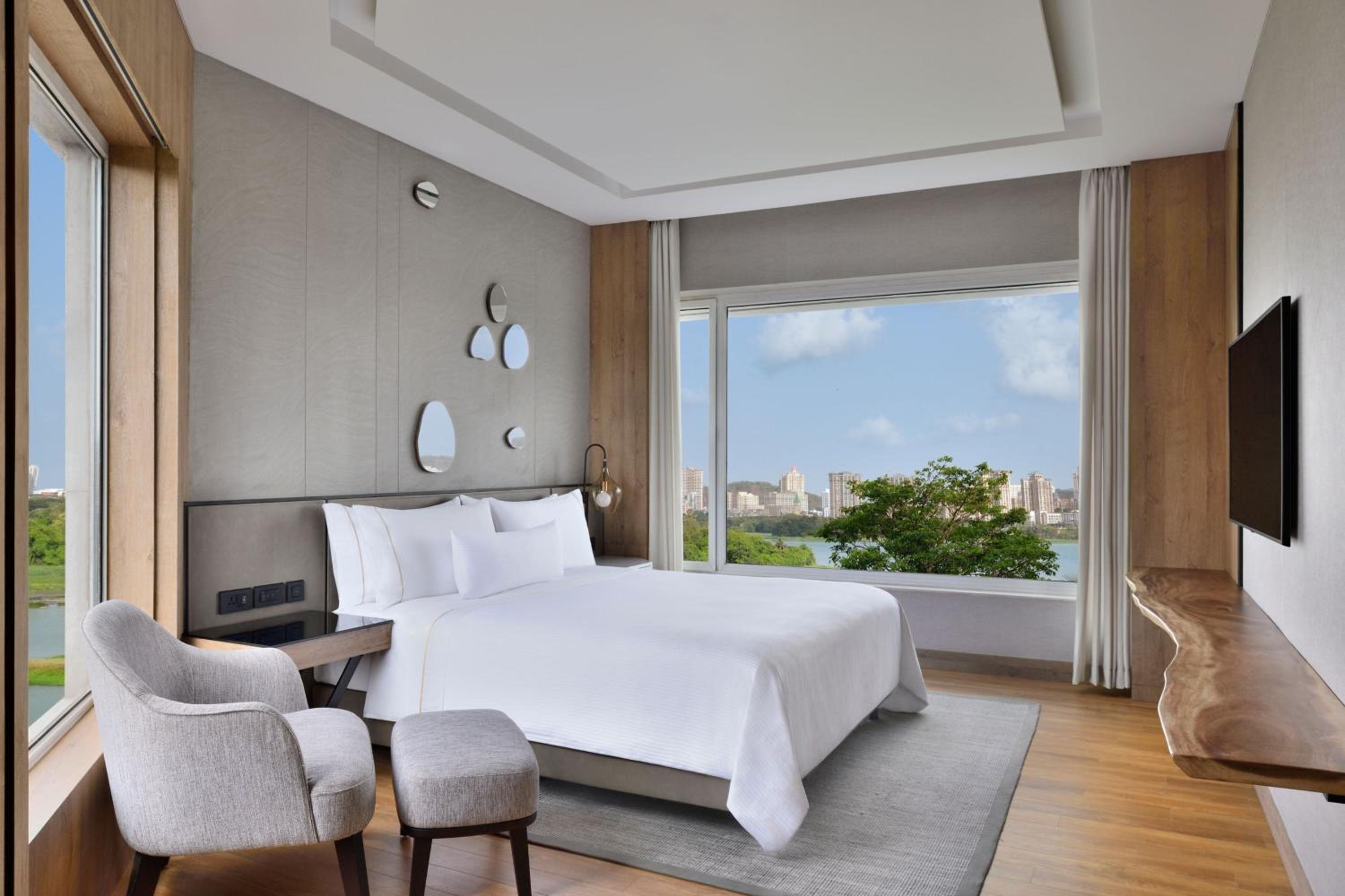 Suite Room, 1 King, Lake view - Photo 8
