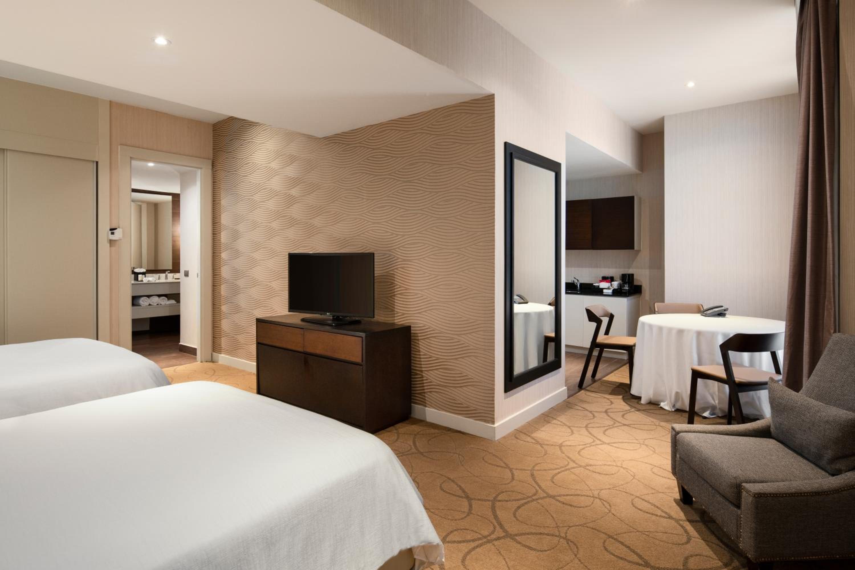 One-Bedroom King Suite with Roll-in Shower - Mobility Accessible
