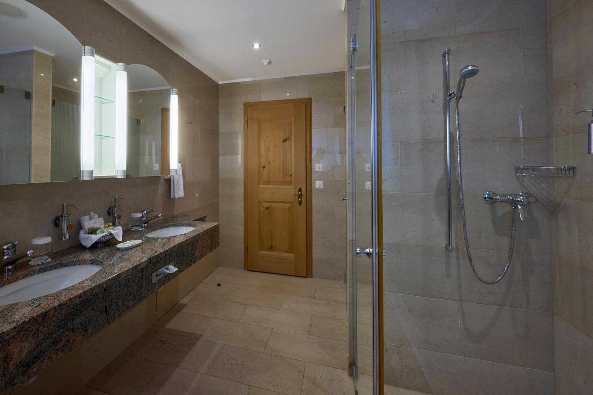 Junior Suite with Balcony - Photo 3