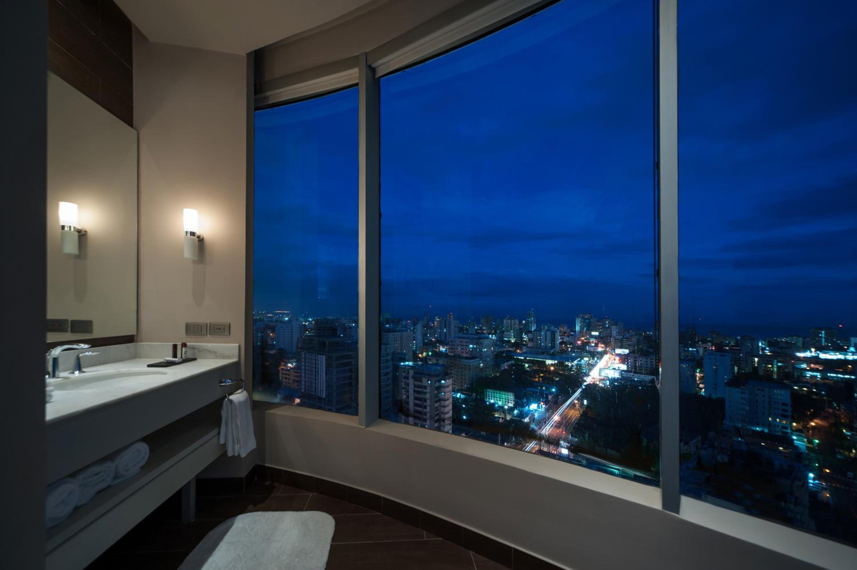 One-Bedroom Corner King Suite with City Views thumbnail 6
