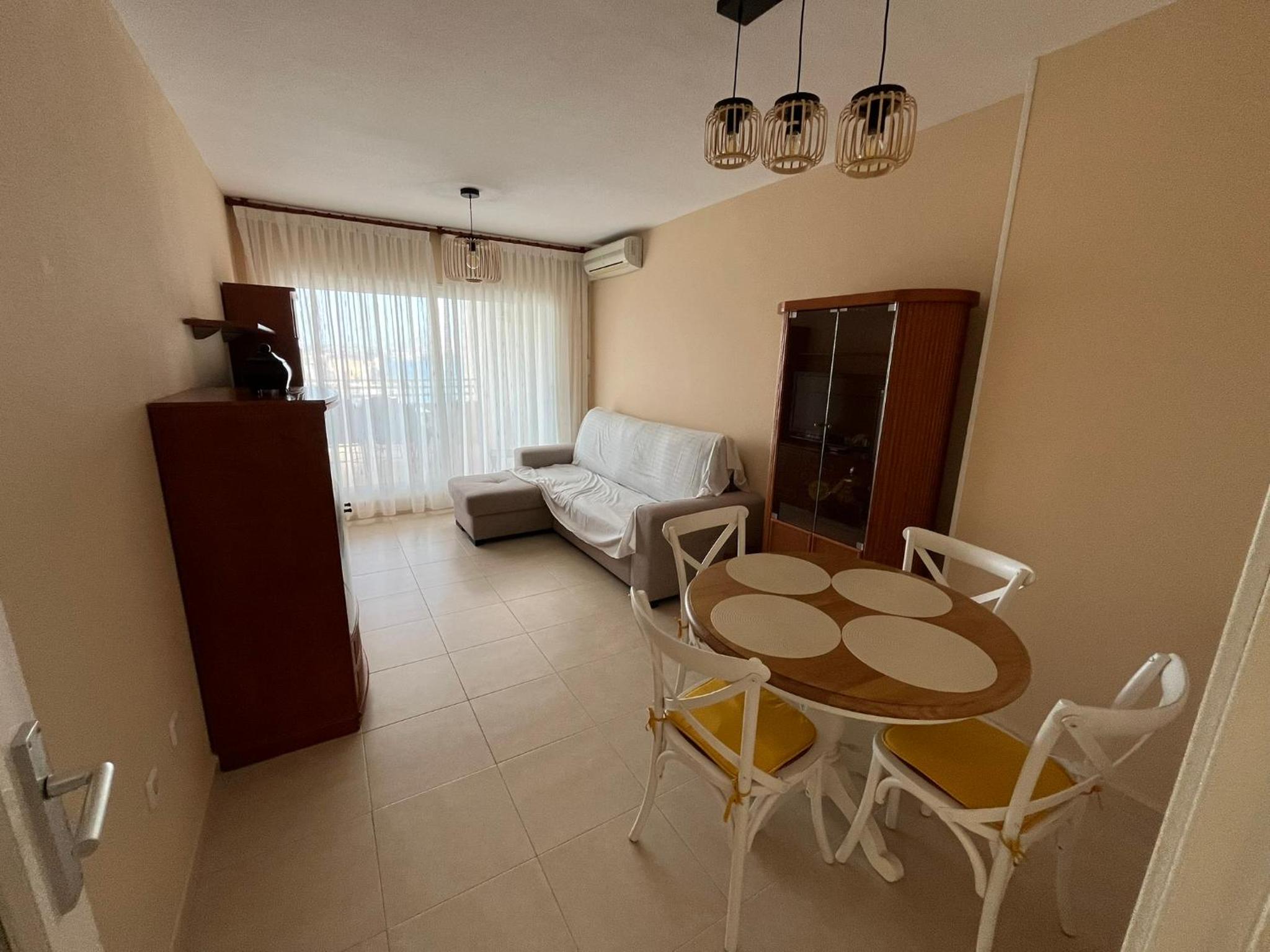 Apartamento de dos habitaciones con terraza y vista al mar