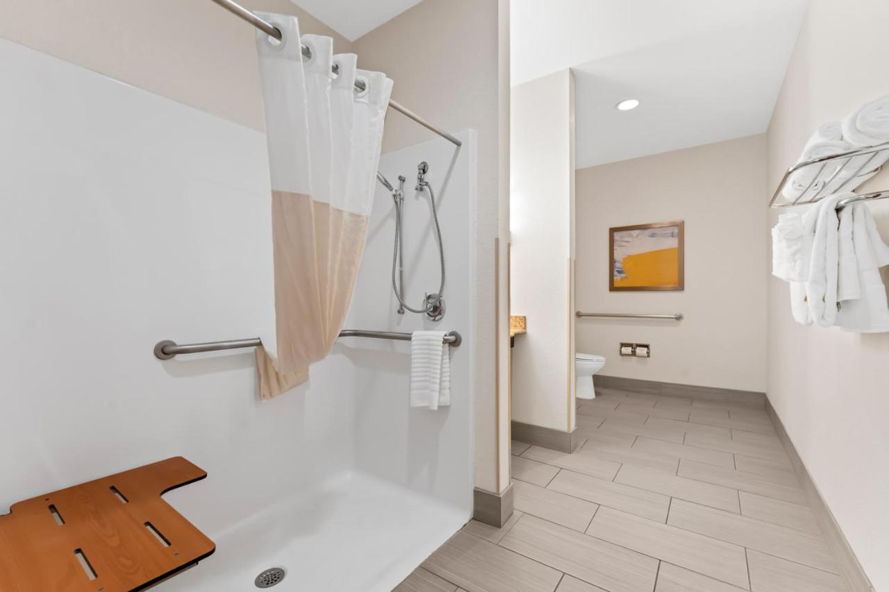 Queen Suite with Two Queen Beds - Accessible/Non-Smoking photo 2