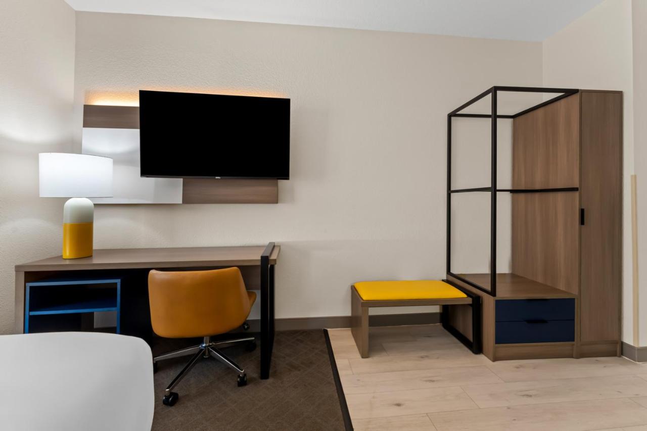 King Suite - Accessible/Non-Smoking photo 2