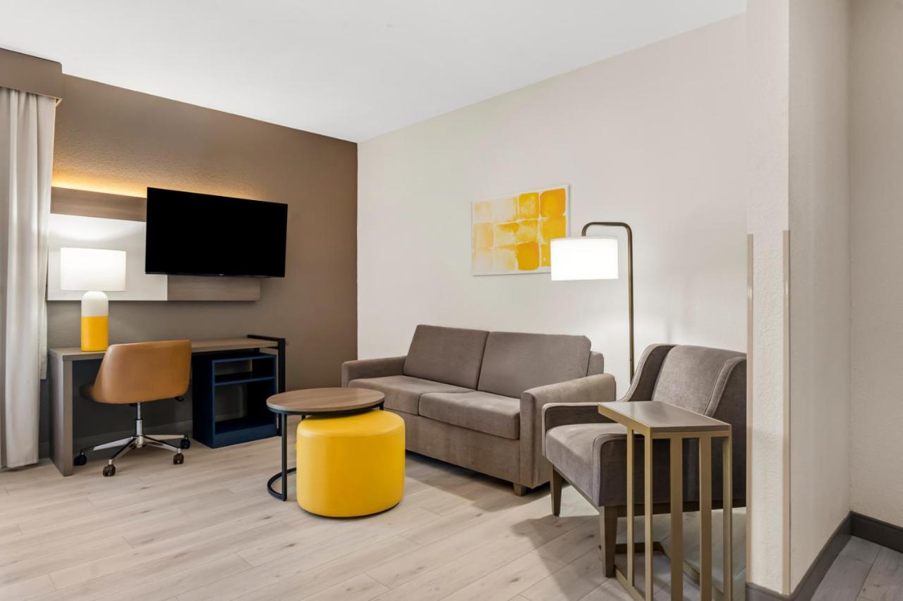 Queen Suite with Two Queen Beds - Accessible/Non-Smoking photo 3