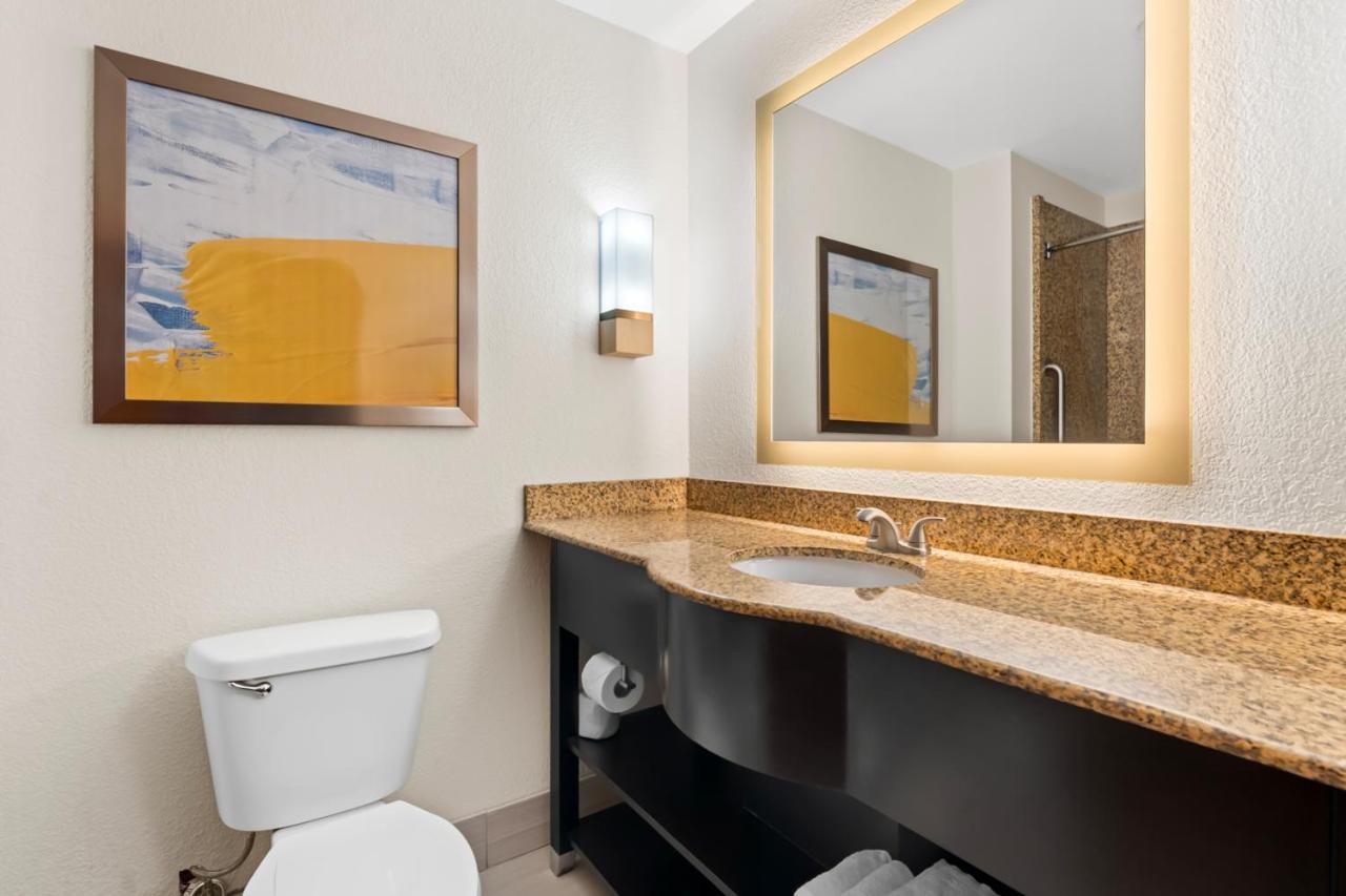 Queen Suite - Non-Smoking photo 2