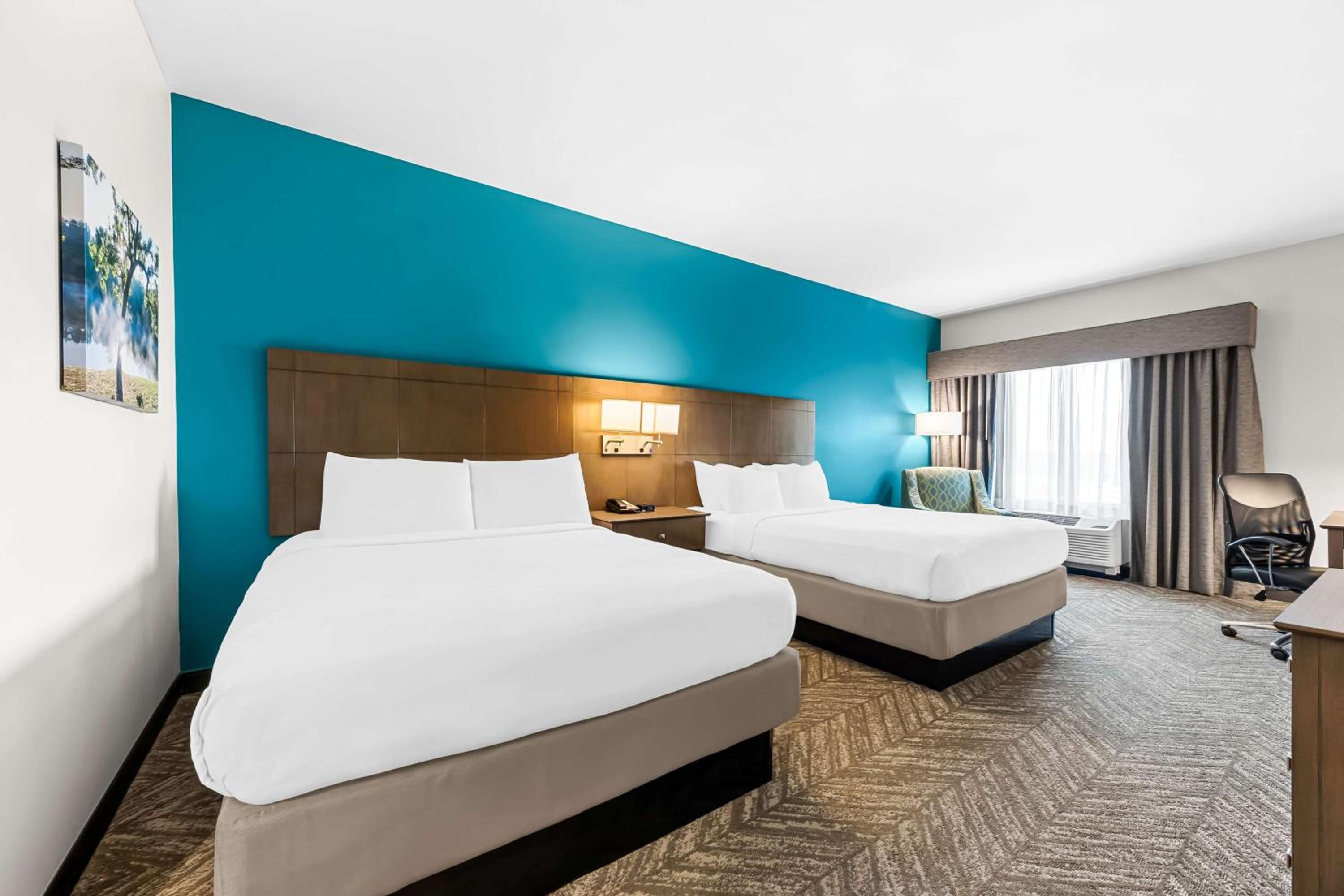 Queen Room with Two Queen Beds photo 1