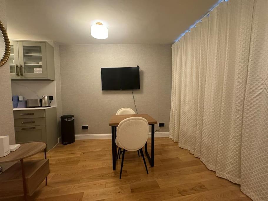 One-Bedroom Apartment photo 3