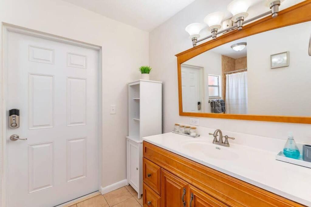Three-Bedroom House photo 3