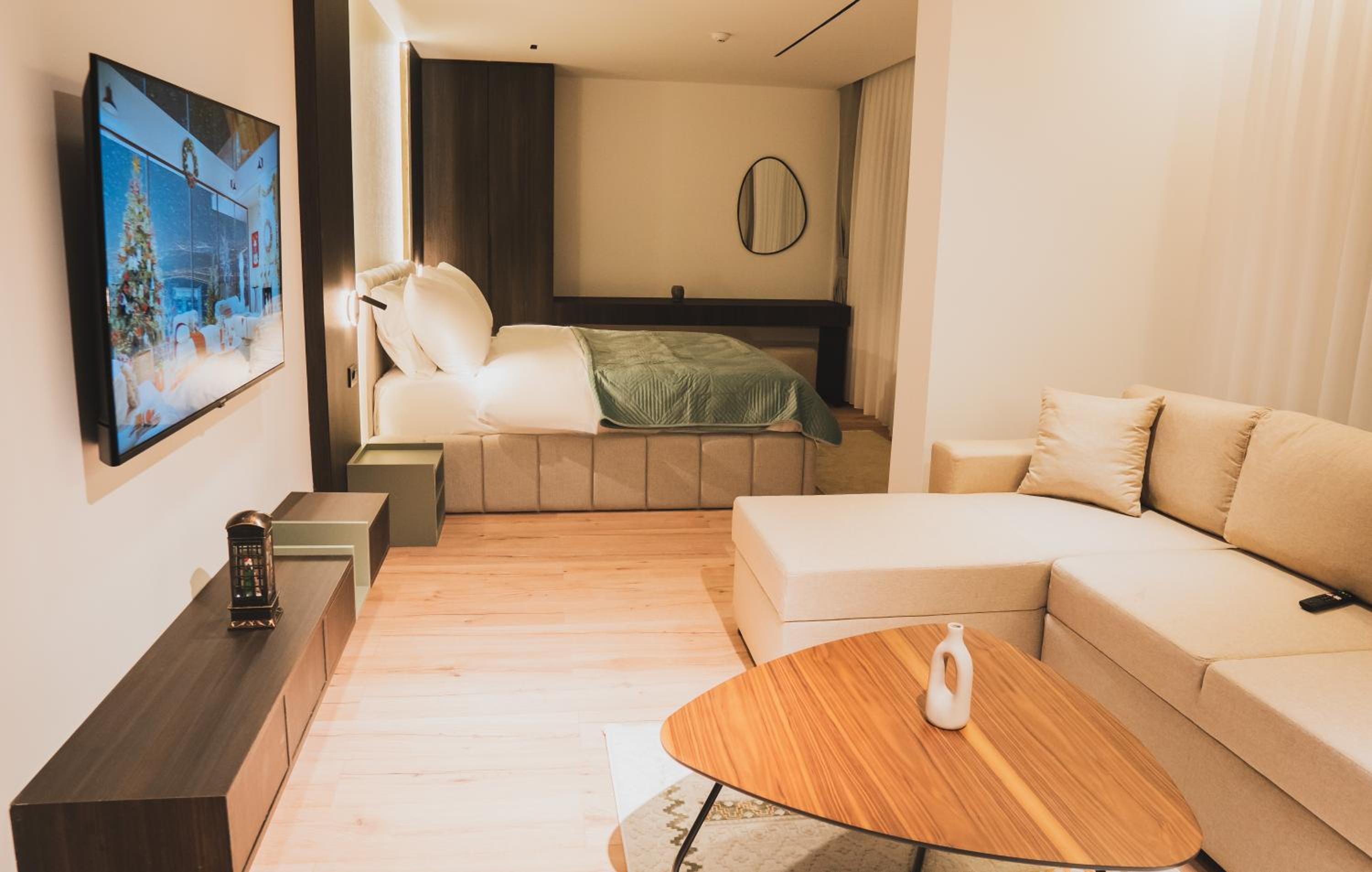 Deluxe Double Room (2 Adults + 1 Child)