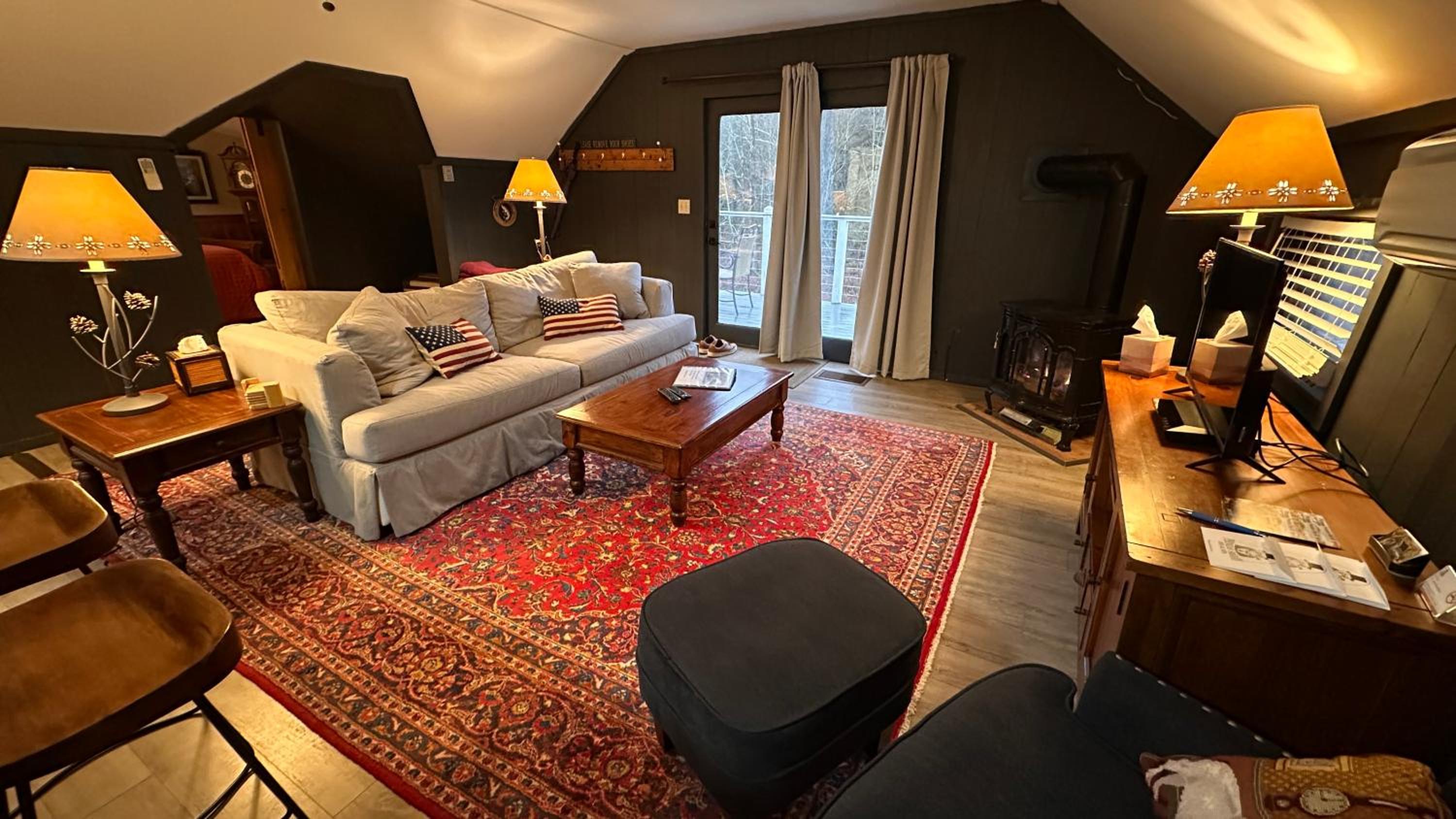Deluxe One-Bedroom Queen Suite