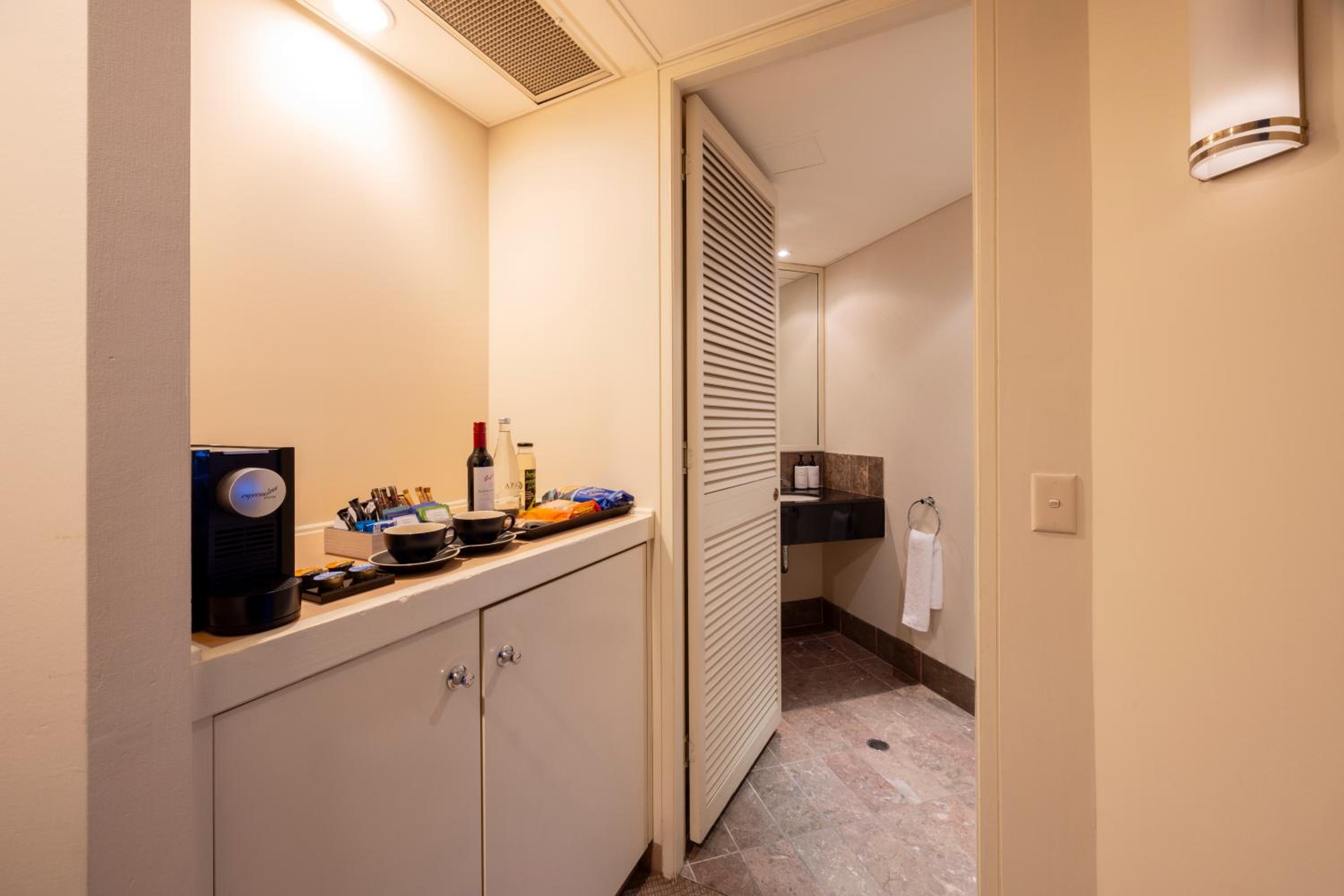 Junior King Suite with City View - Photo 3