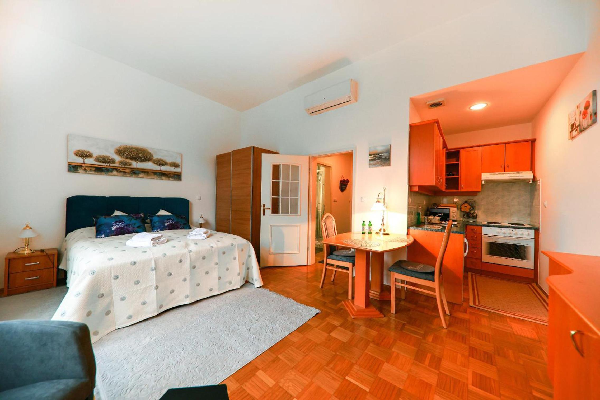One-Bedroom Apartment photo 1