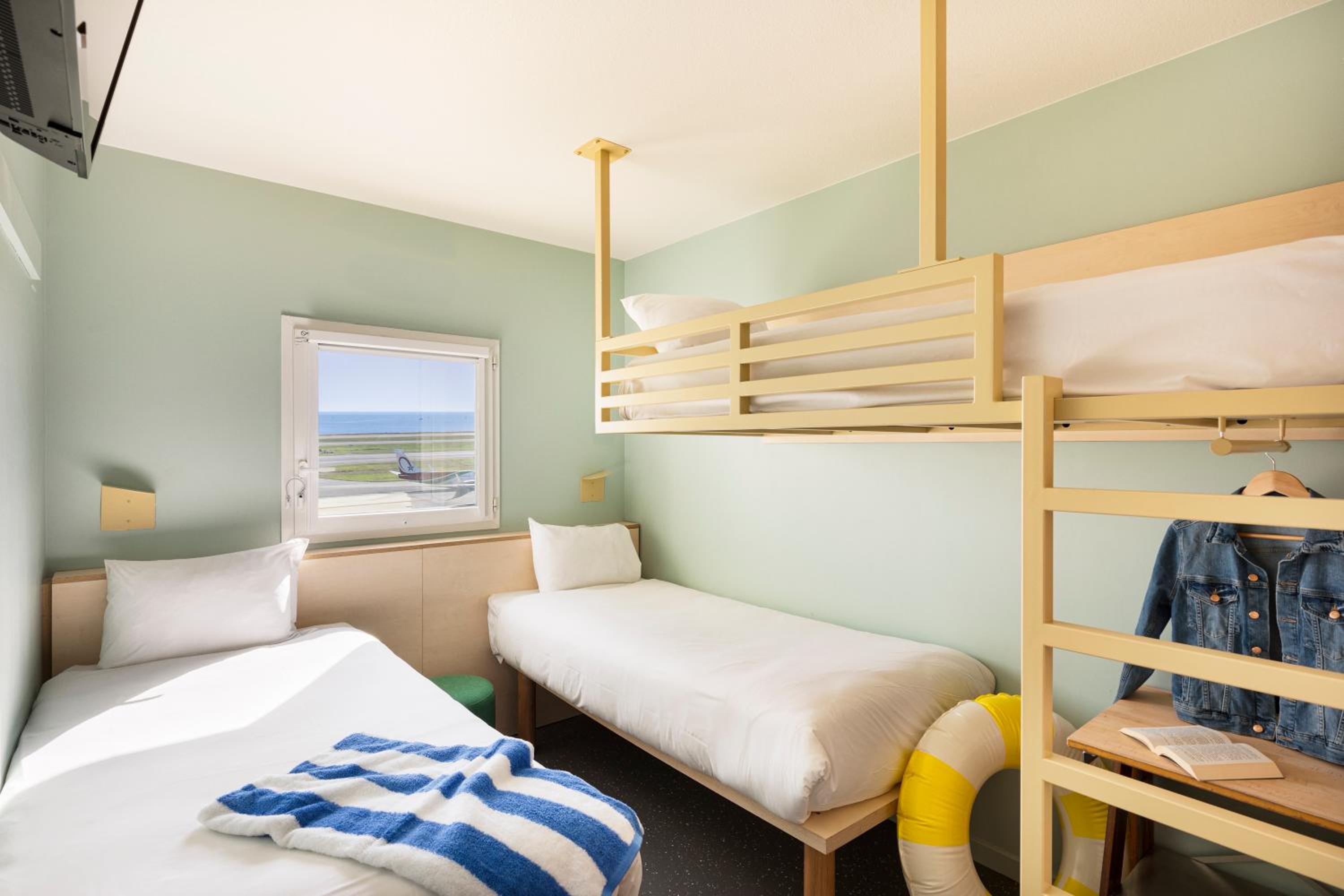 POP Triple Room with Two Single and One Bunk Bed - Photo 3