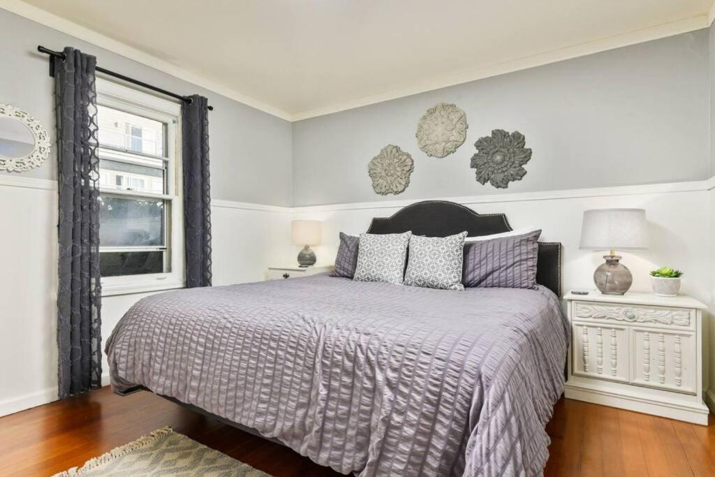 Six-Bedroom House photo 3