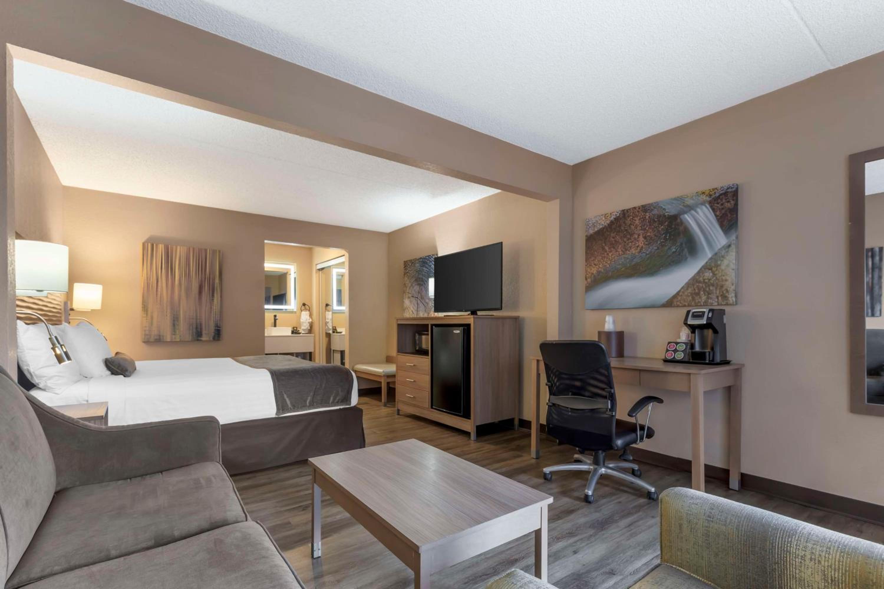 Executive King Suite with Sofa Bed - Non-Smoking - Photo 1