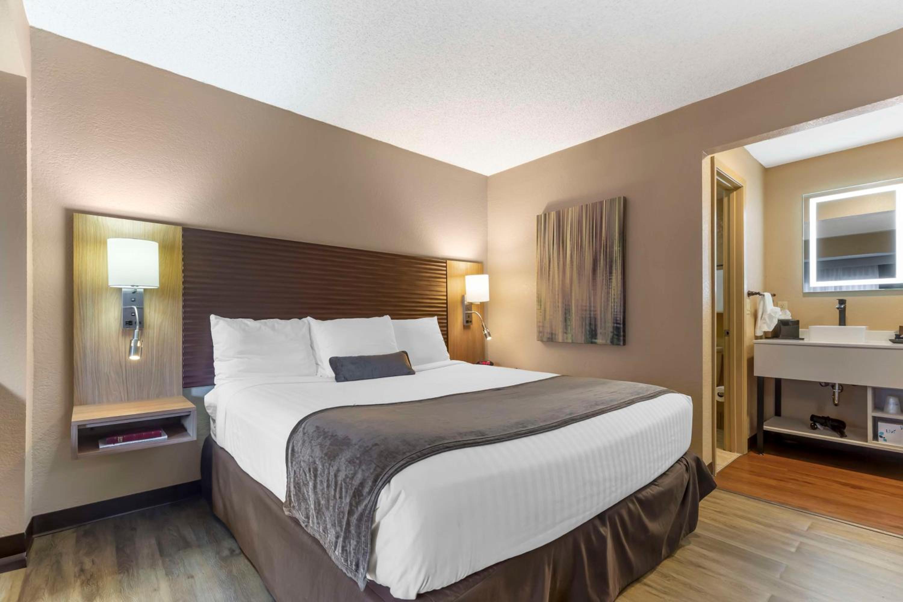 Executive King Suite with Sofa Bed - Non-Smoking - Photo 2