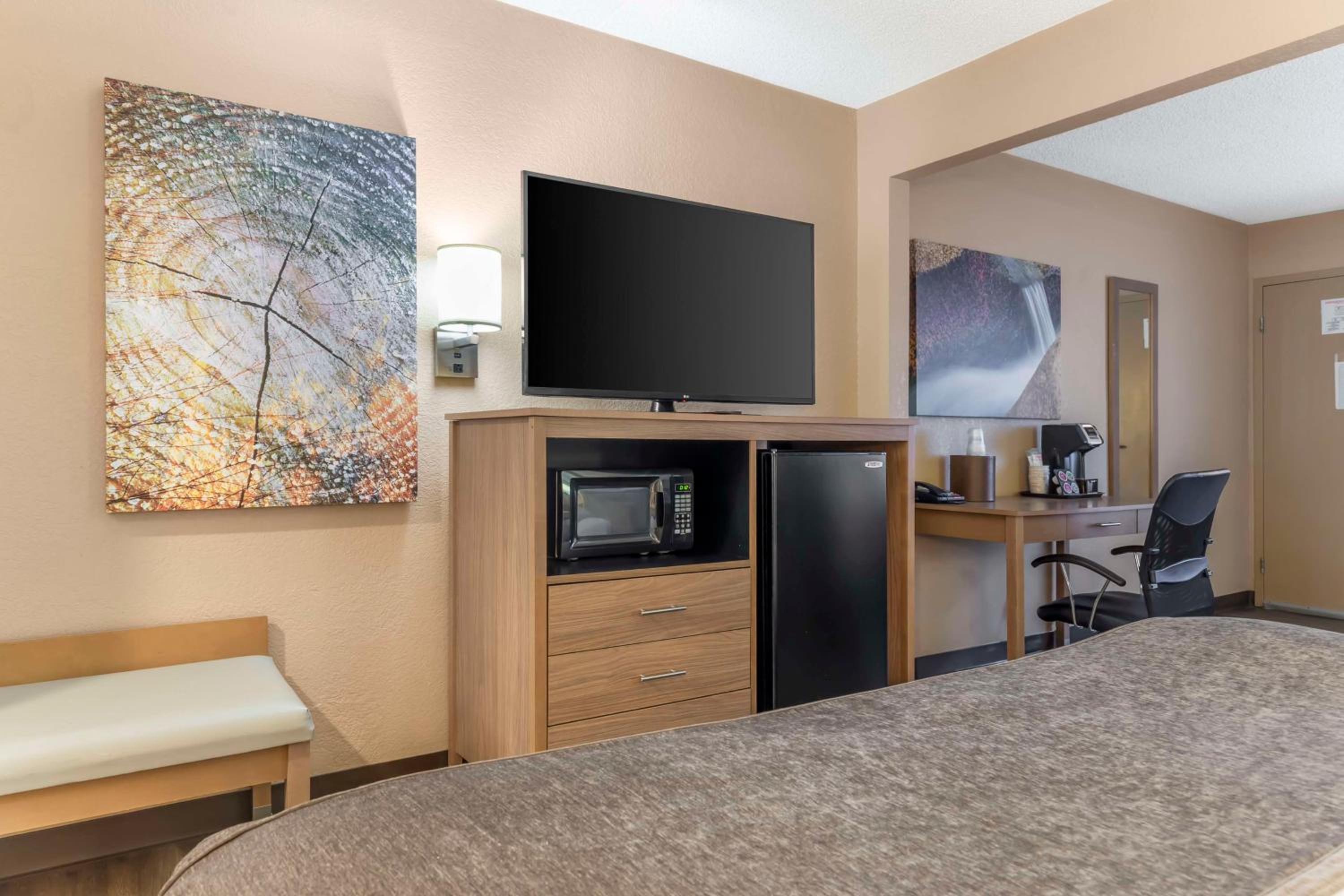 Executive King Suite with Sofa Bed - Non-Smoking - Photo 3