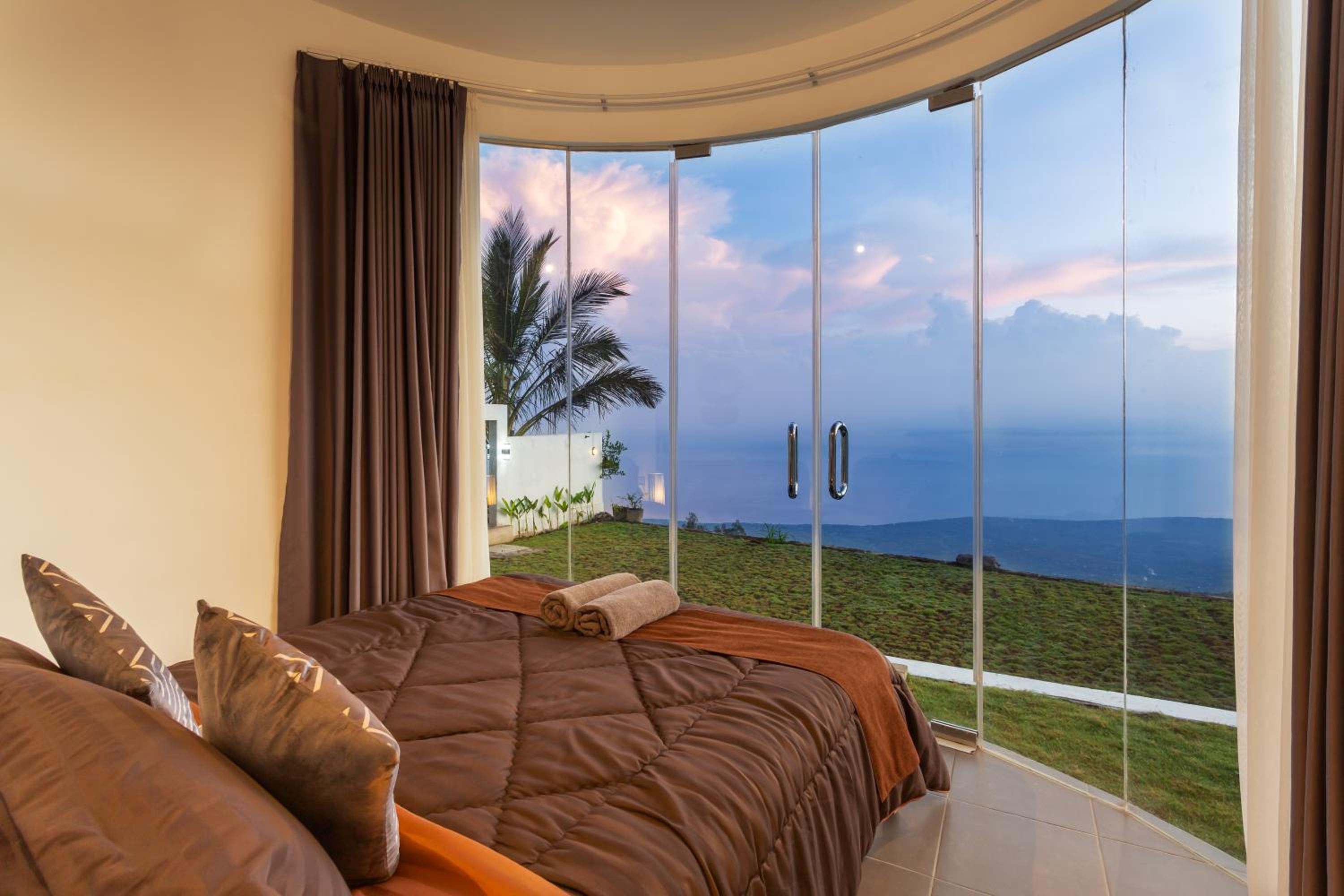 Deluxe Double Room with Sea View - Photo 4
