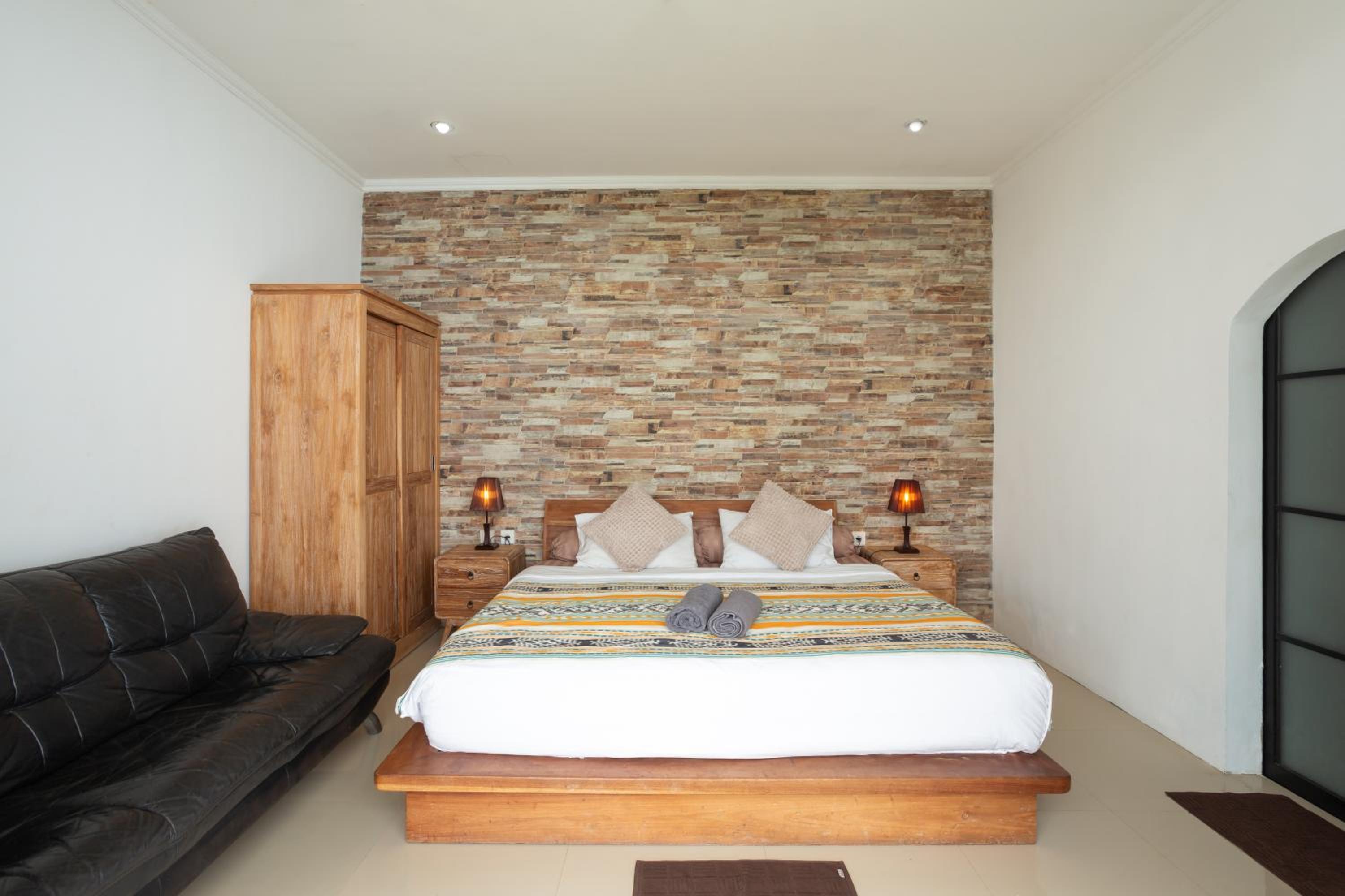 Deluxe King Suite photo 1