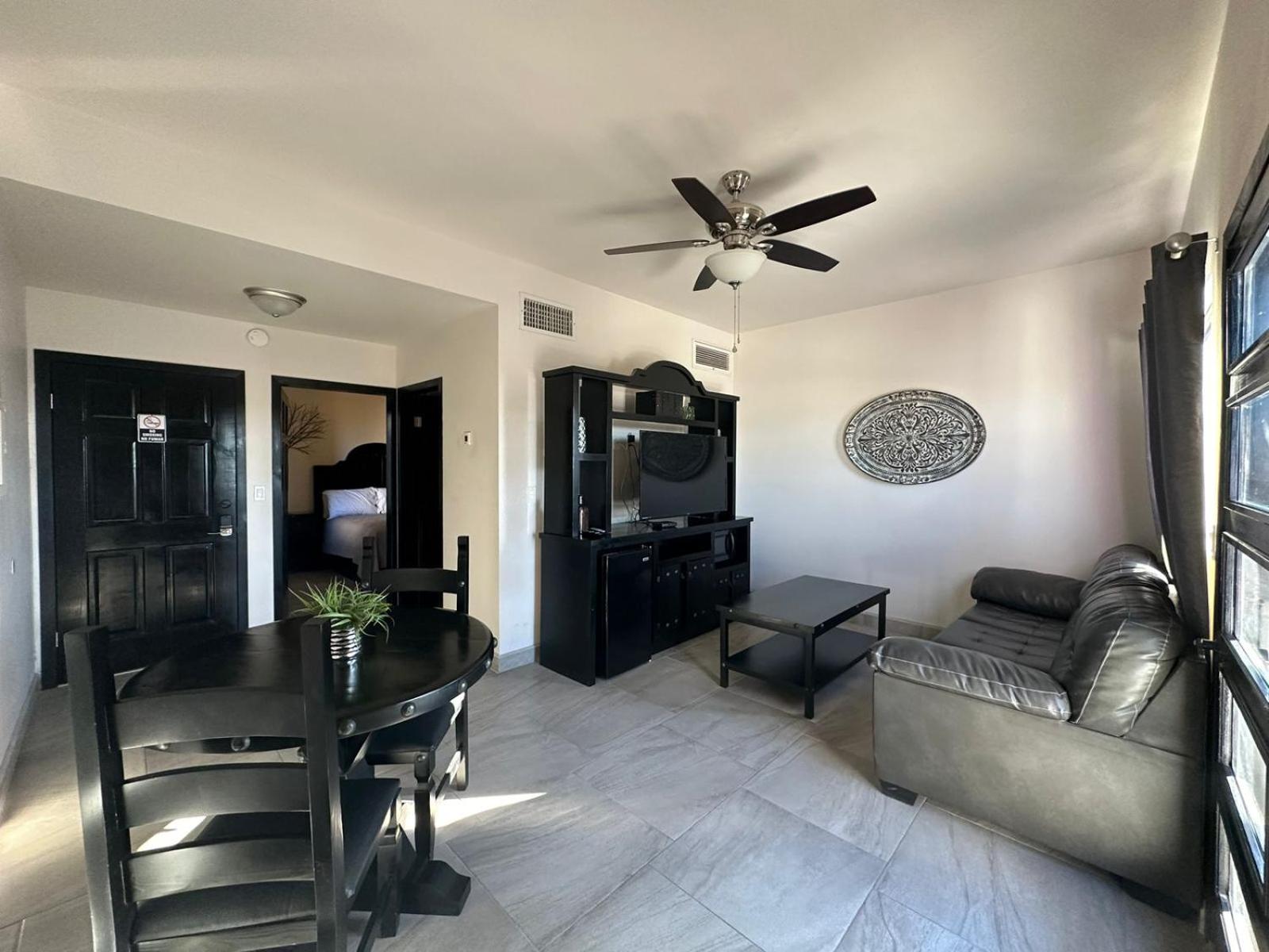 King Suite with Balcony - Photo 4