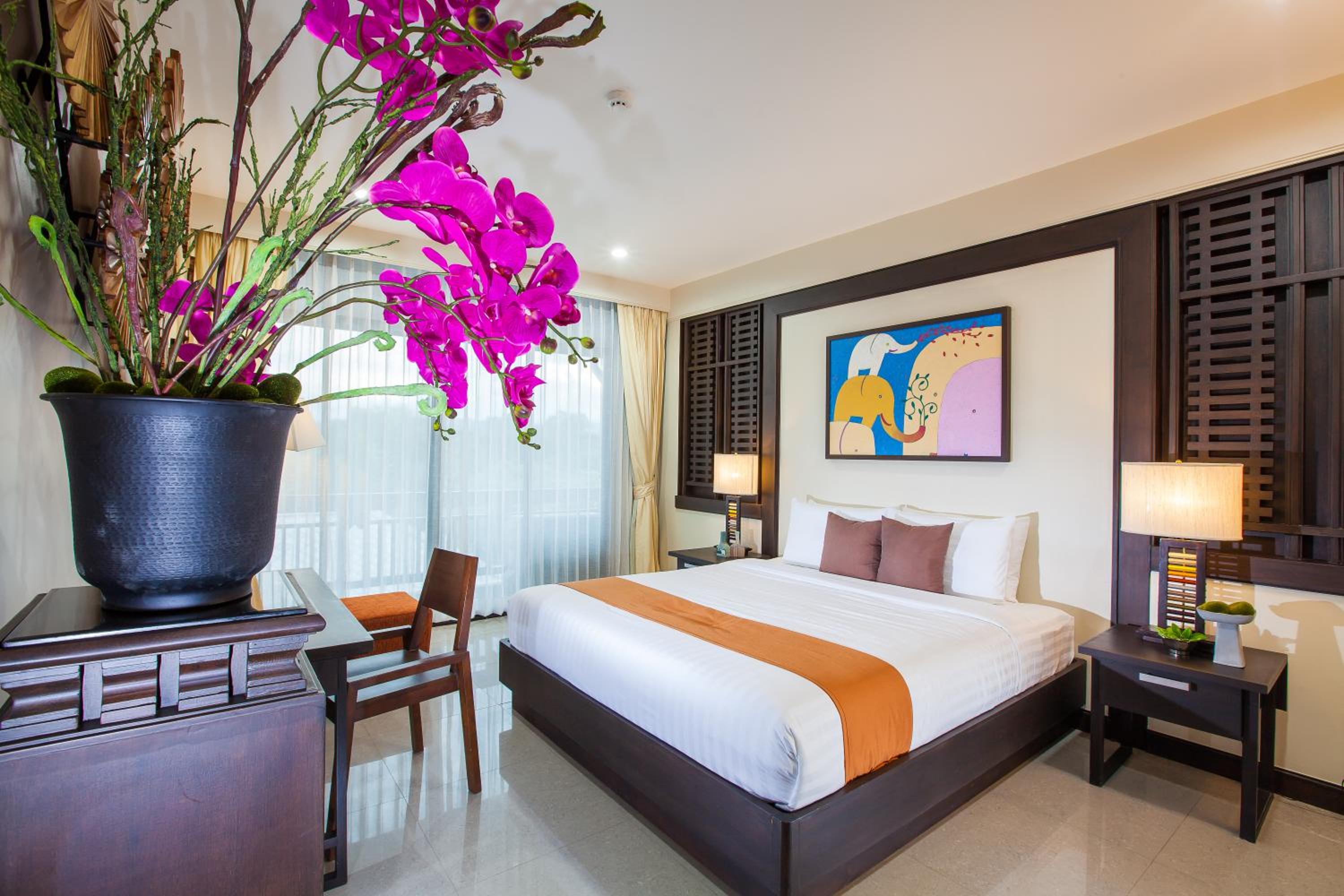 Empire Suite - Photo 1
