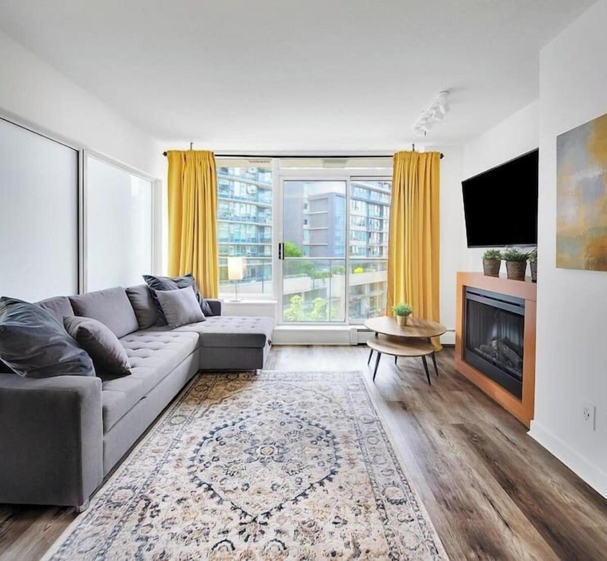 One-Bedroom Apartment with Balcony and City View photo 2