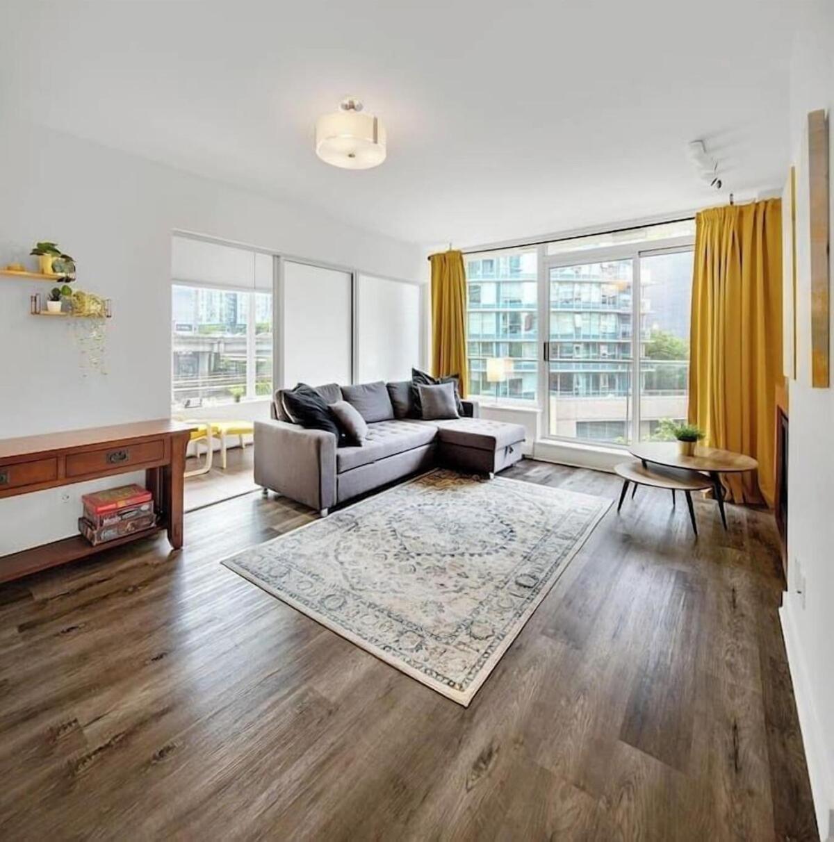 One-Bedroom Apartment with Balcony and City View photo 3