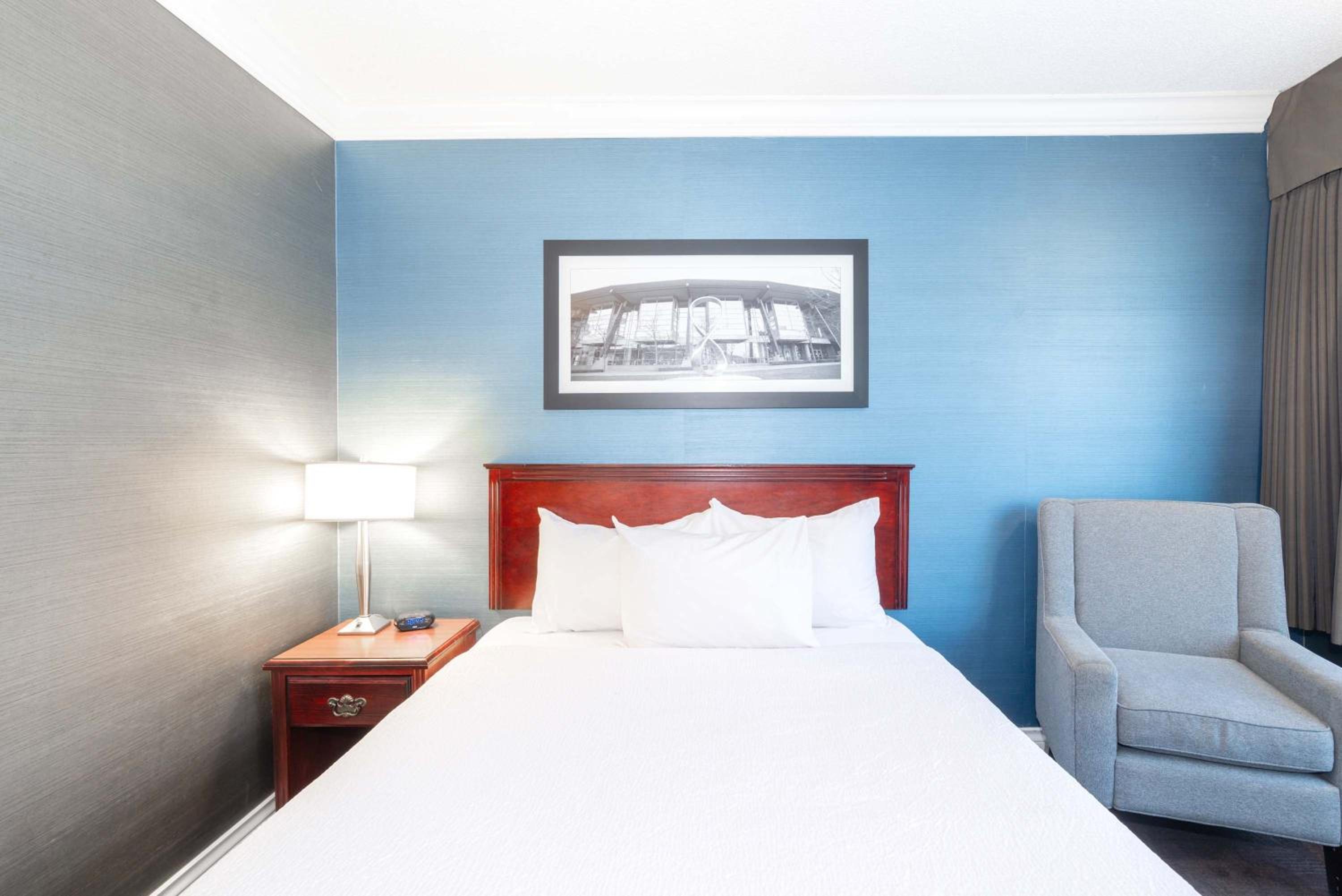 Standard Room, 1 Queen Bed, Kitchenette, Atrium Building - Photo 3