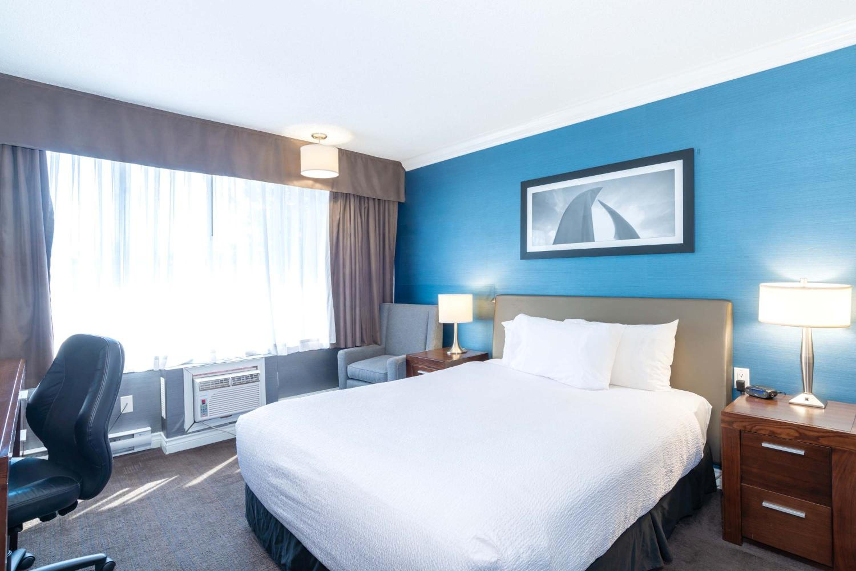 Standard Room, 1 Queen Bed, Atrium Building - Photo 1