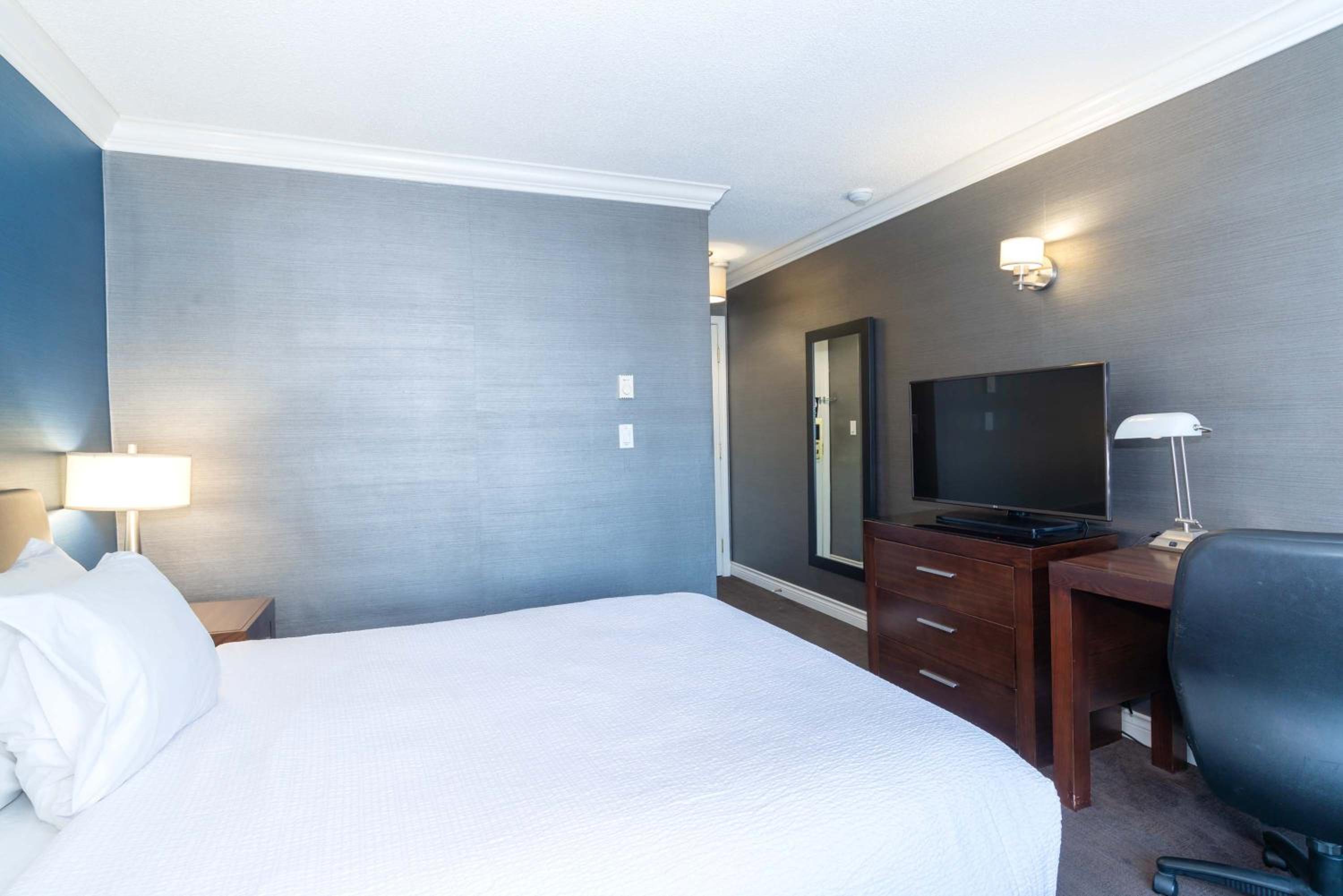 Standard Room, 1 Queen Bed, Atrium Building - Photo 2