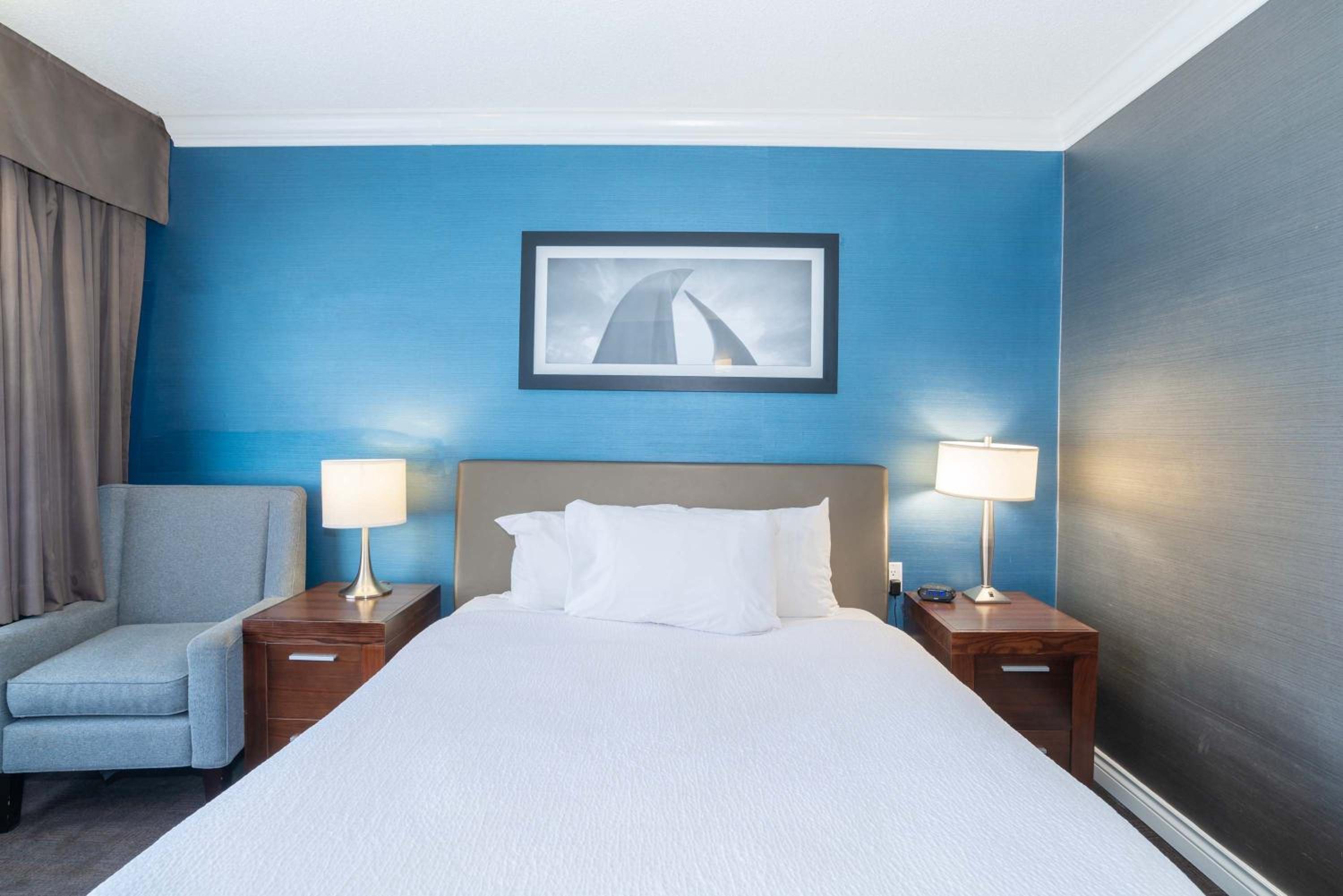 Standard Room, 1 Queen Bed, Atrium Building - Photo 3