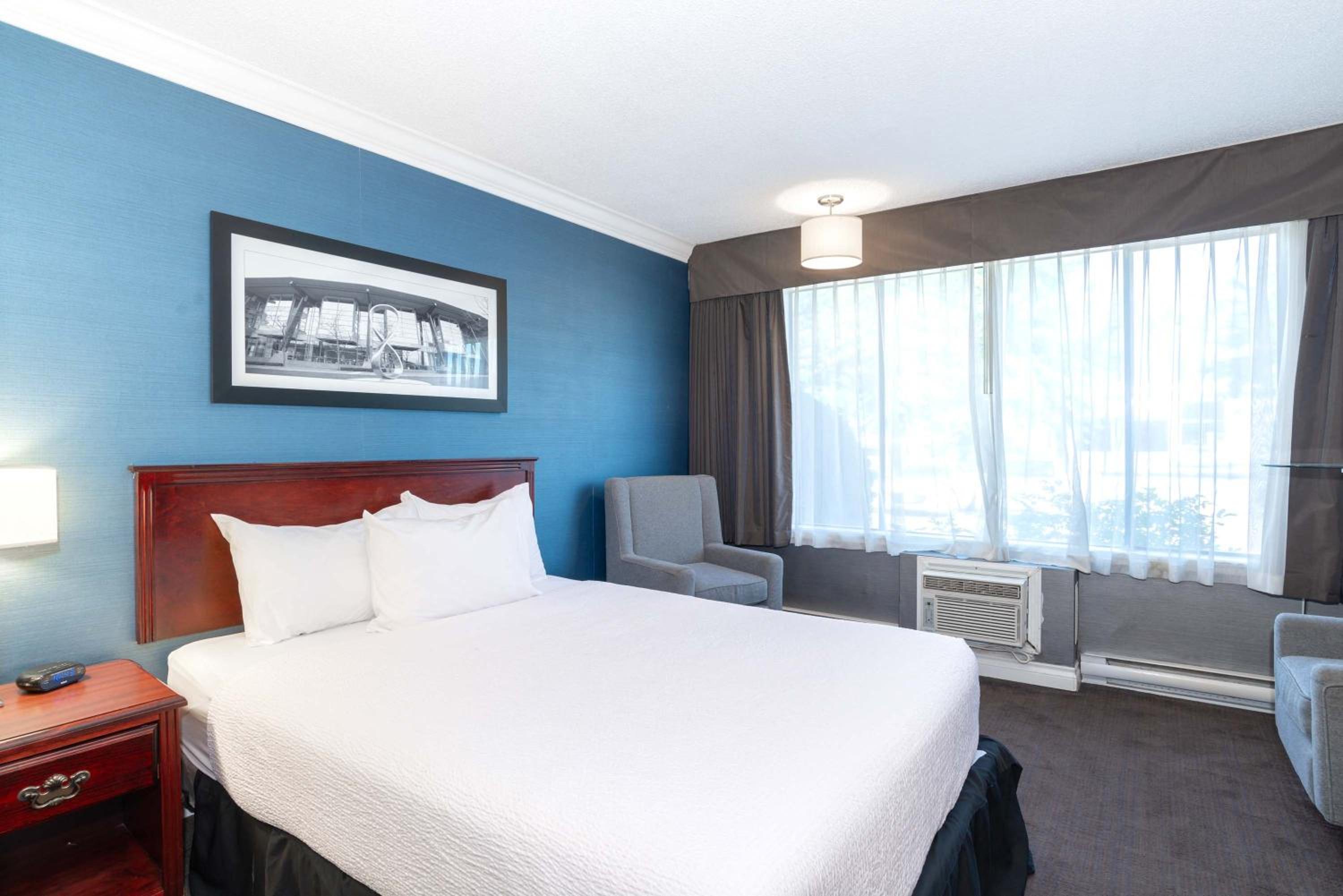 Standard Room, 1 Queen Bed, Kitchenette, Atrium Building - Photo 1