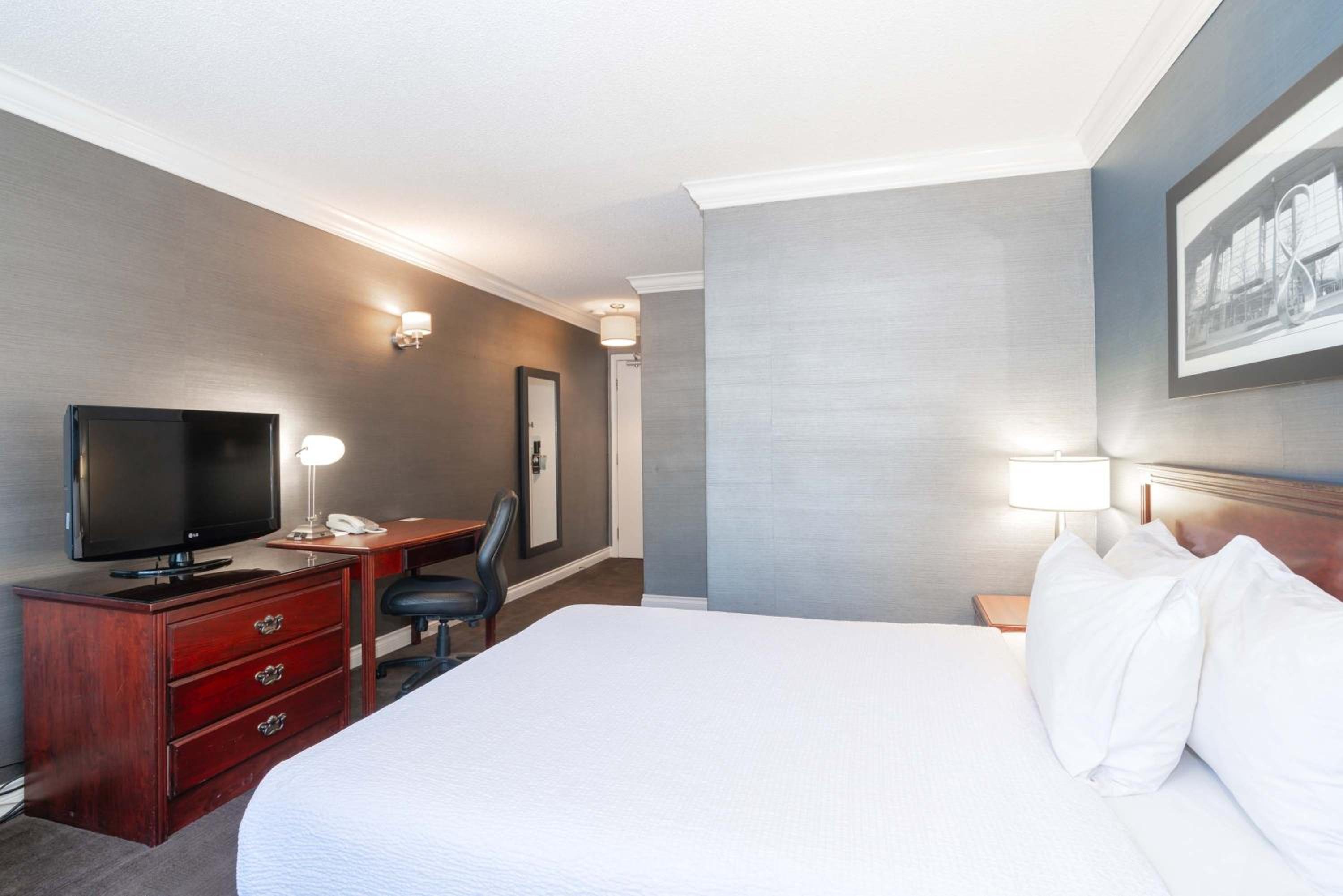 Standard Room, 1 Queen Bed, Kitchenette, Atrium Building - Photo 2