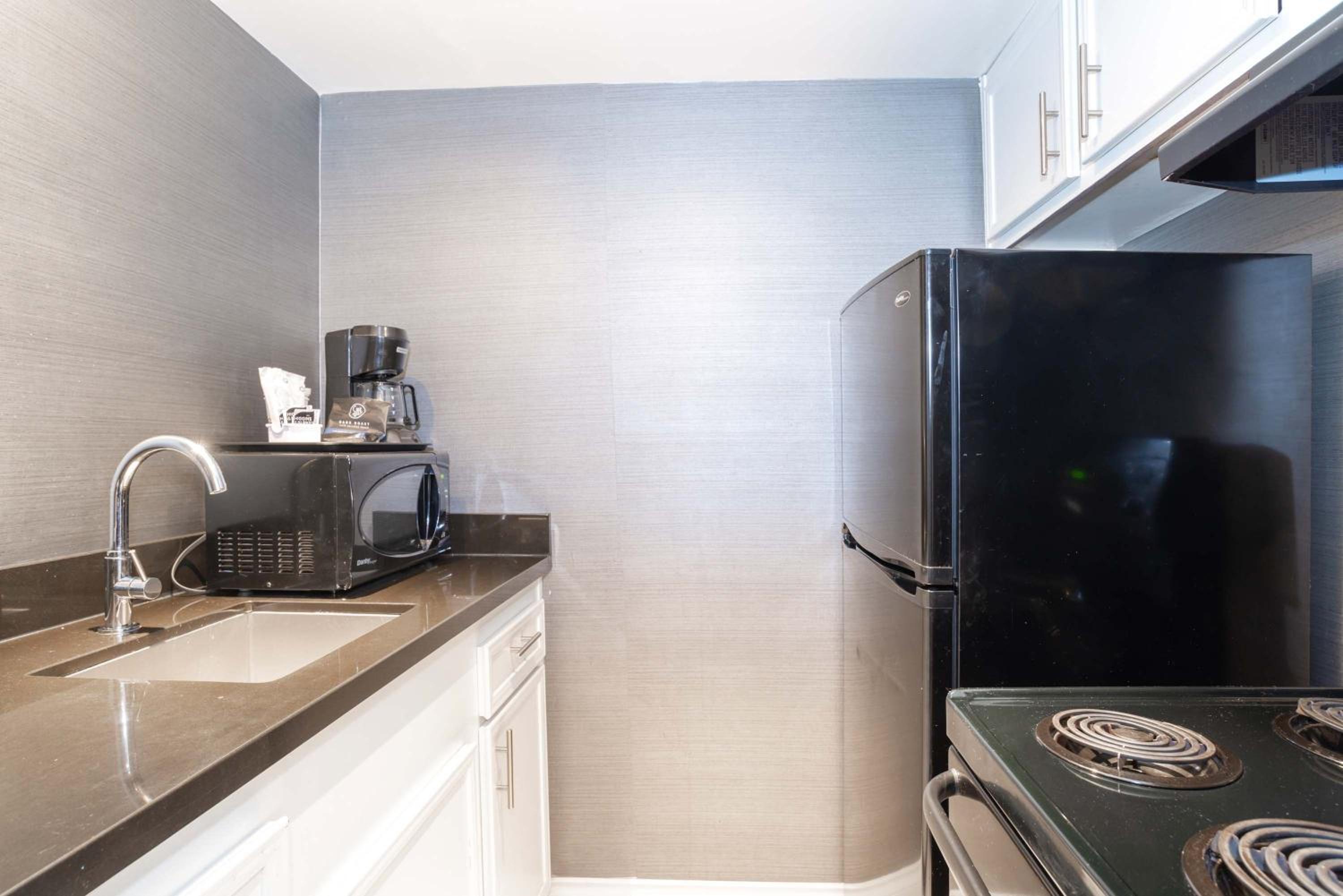 Standard Room, 1 Queen Bed, Kitchenette, Atrium Building - Photo 4
