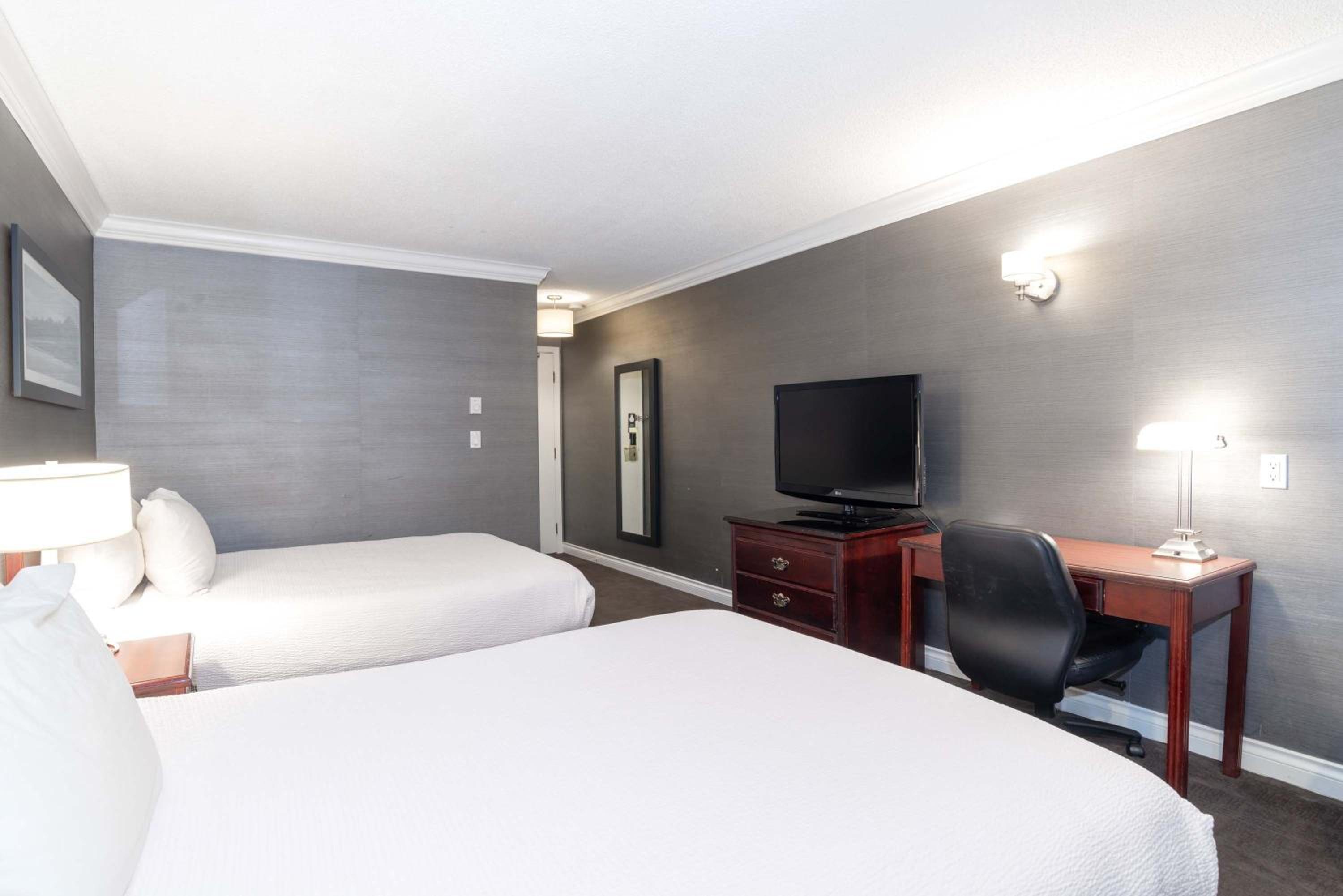Standard Room, 2 Queen Beds, Atrium Building - Photo 4