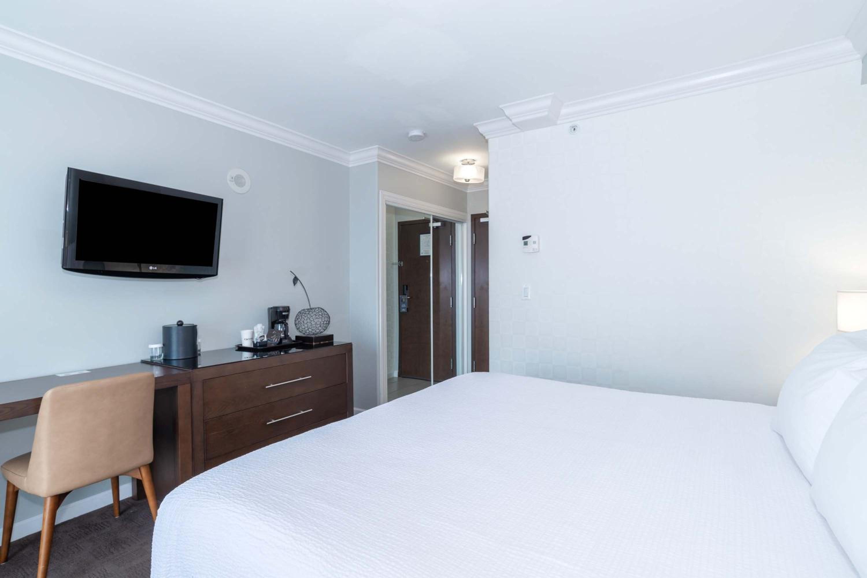 Tower Room, 1 King Bed - Photo 2