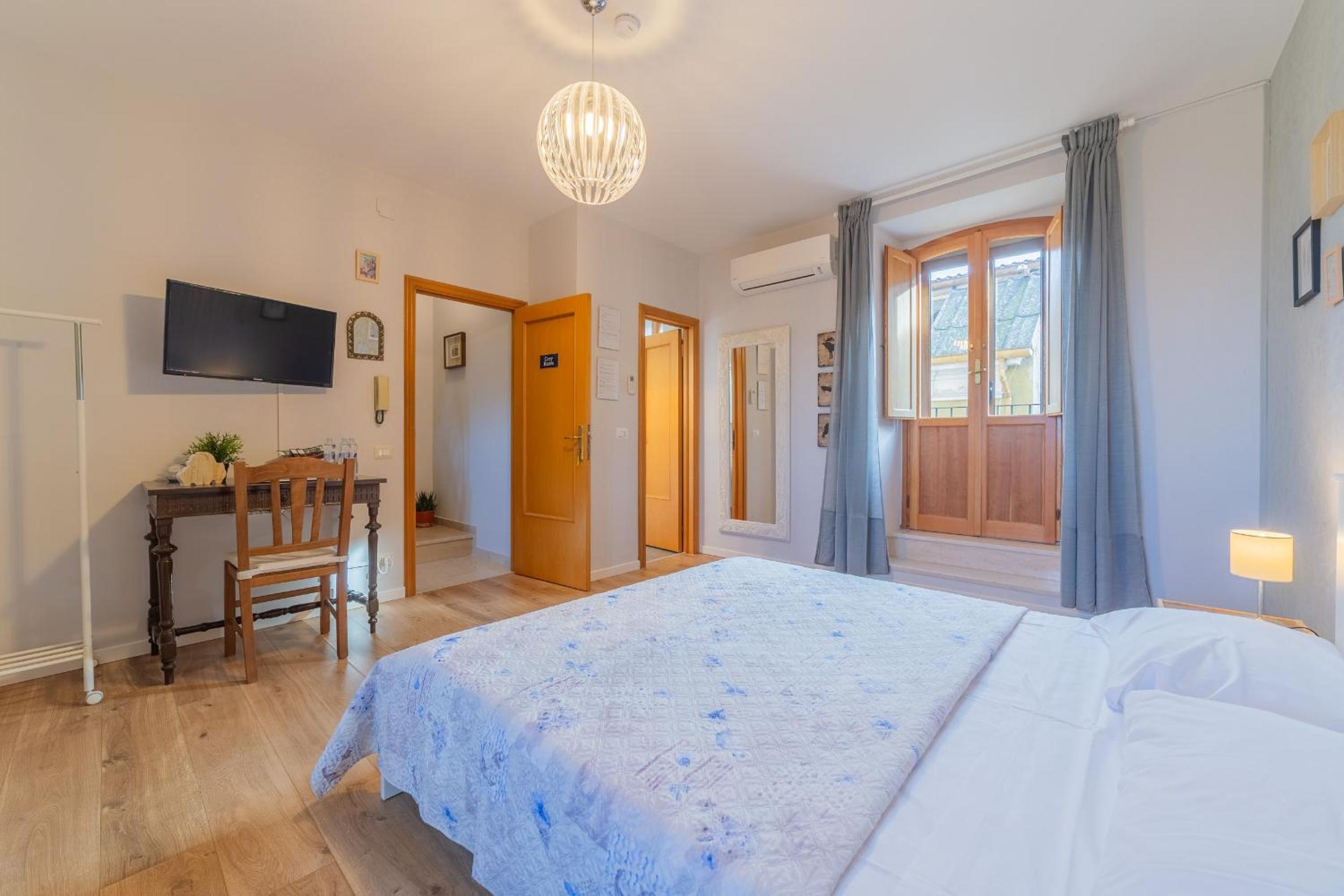 Double Room with Private Bathroom - Photo 2