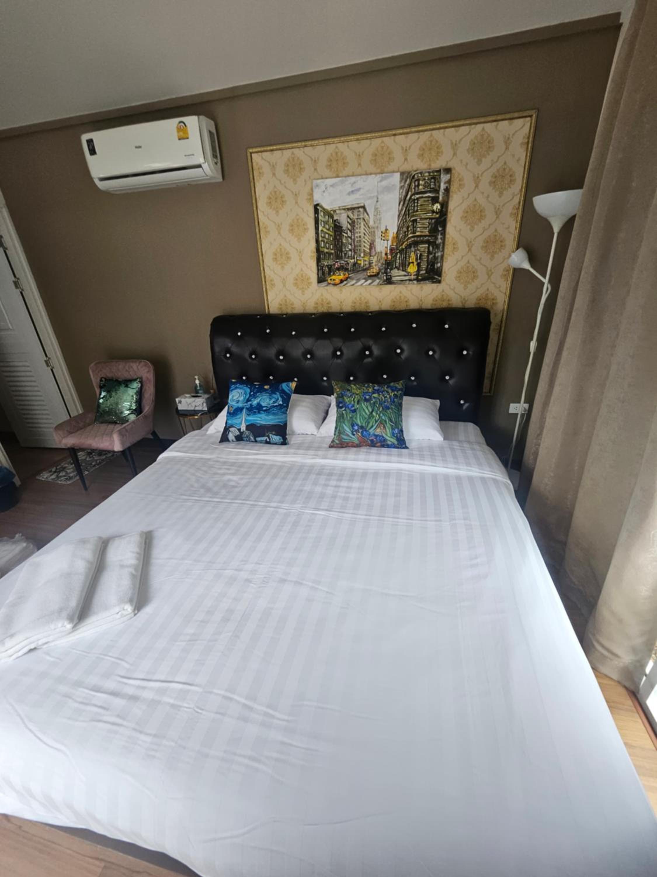 Deluxe King Room - Photo 2