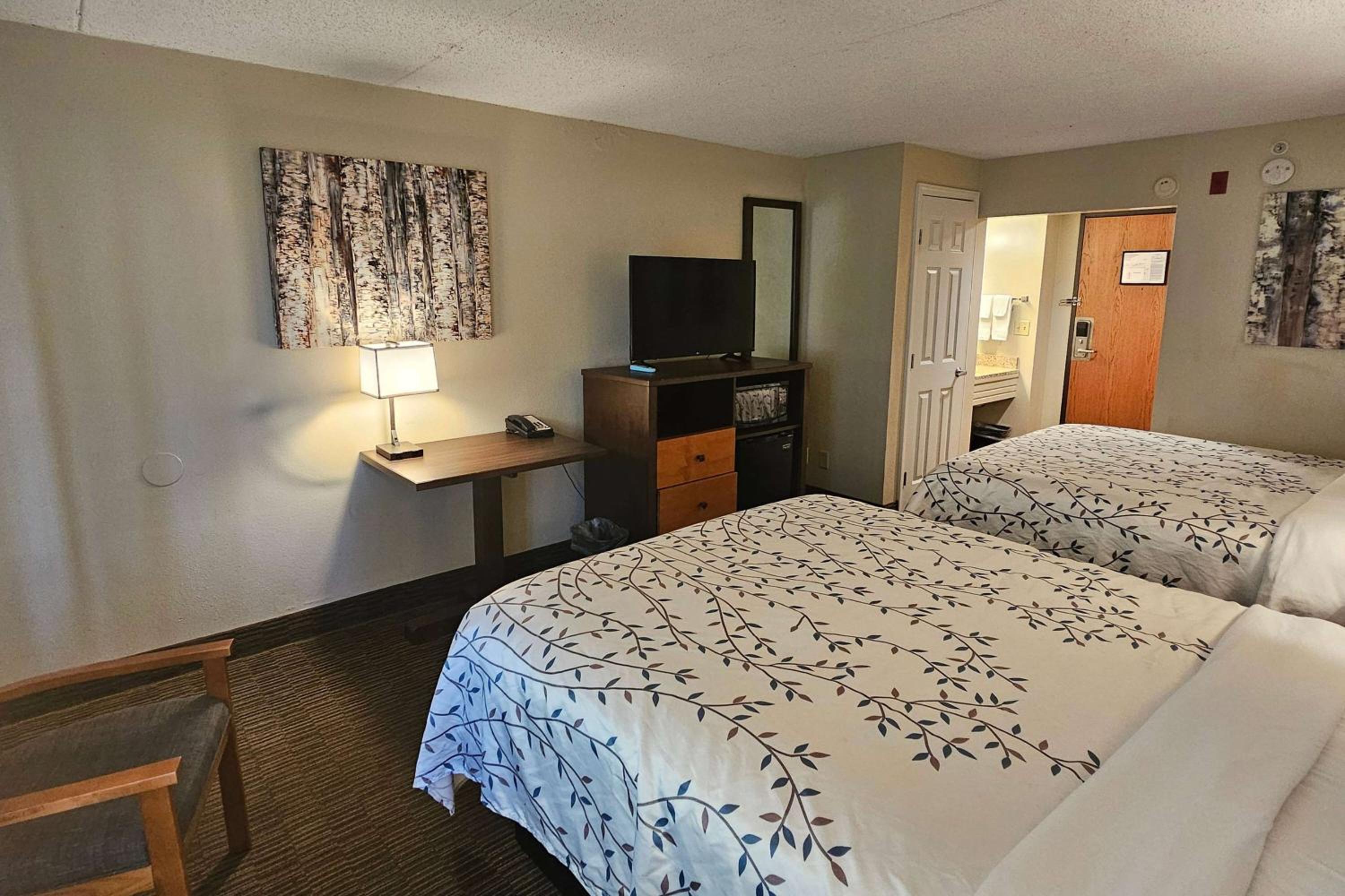 Queen Room with Two Queen Beds - Non-Smoking - Photo 1