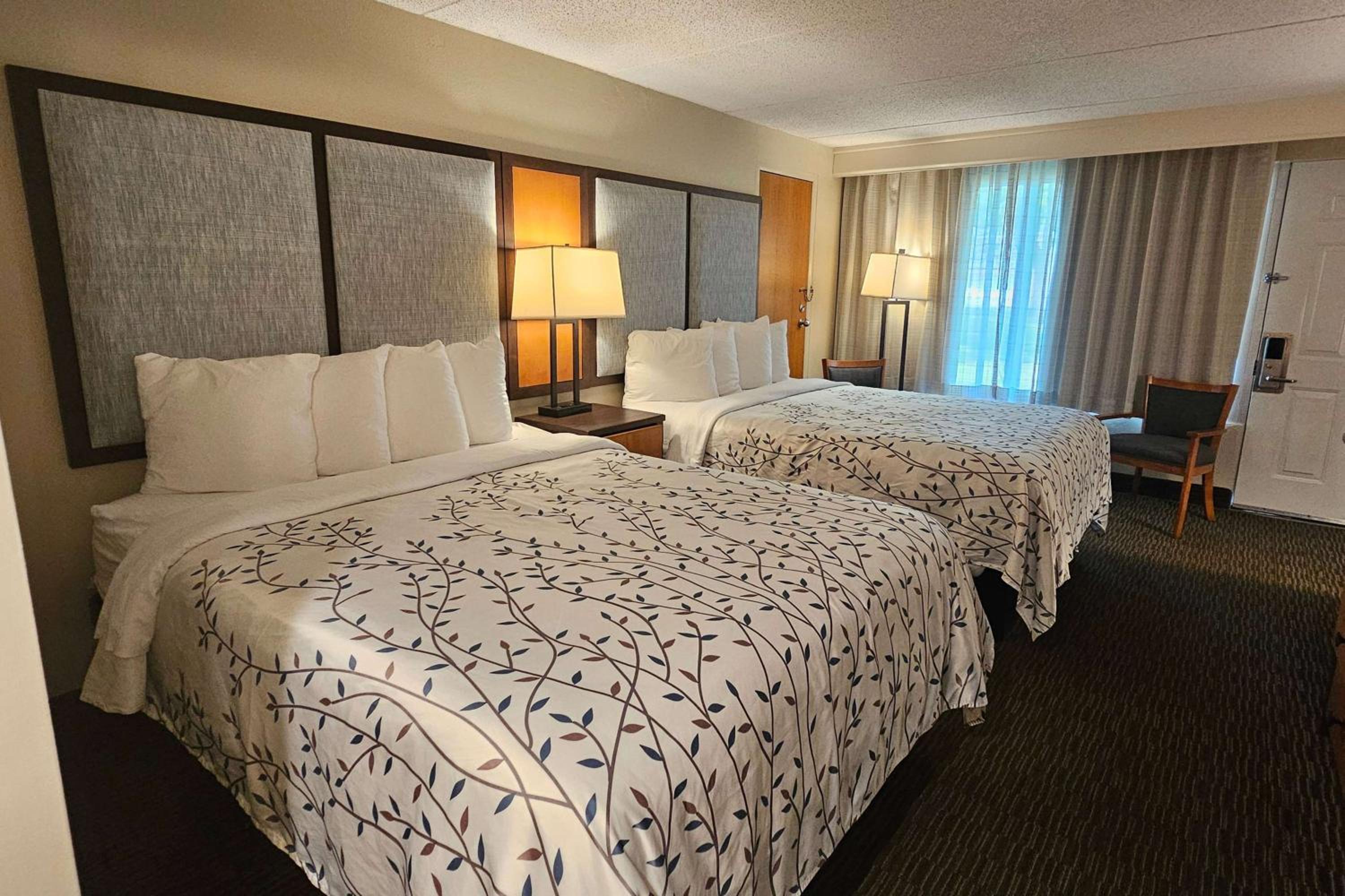 Deluxe Queen Room with Two Queen Beds - Non-Smoking - Photo 2