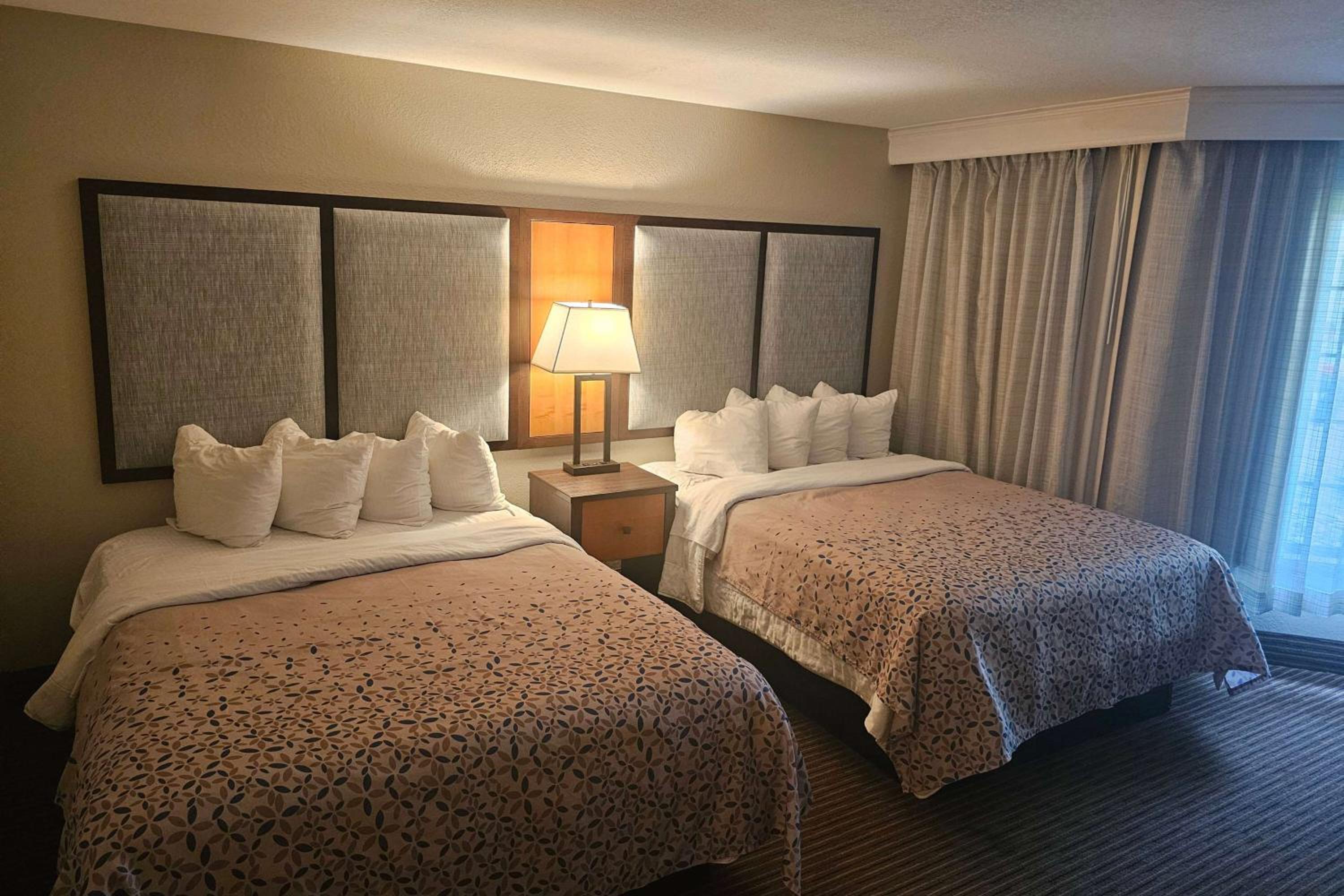Deluxe Queen Room with Two Queen Beds - Non-Smoking - Photo 3