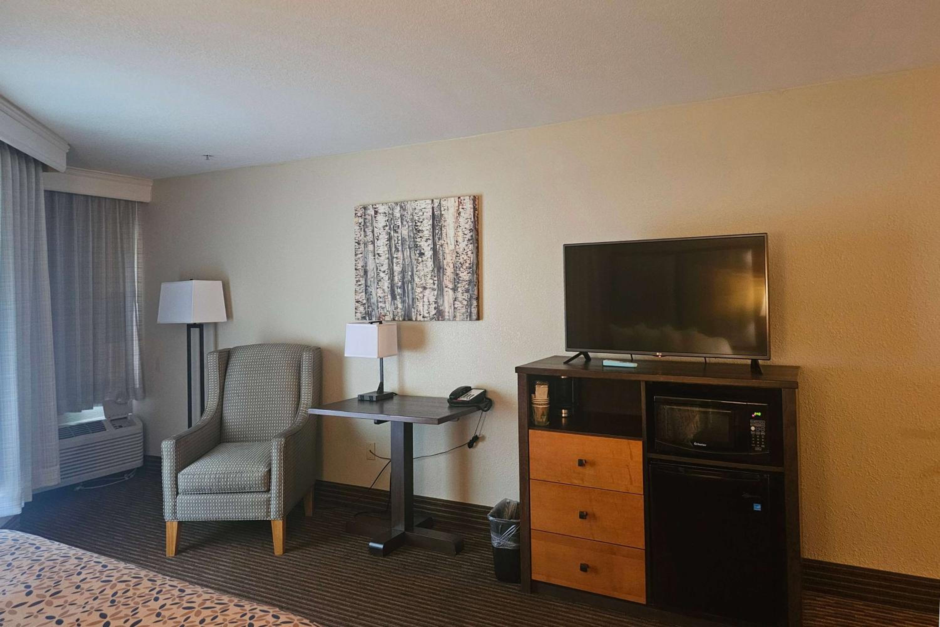 Queen Room with Two Queen Beds and Courtyard View - Non-Smoking - Photo 3