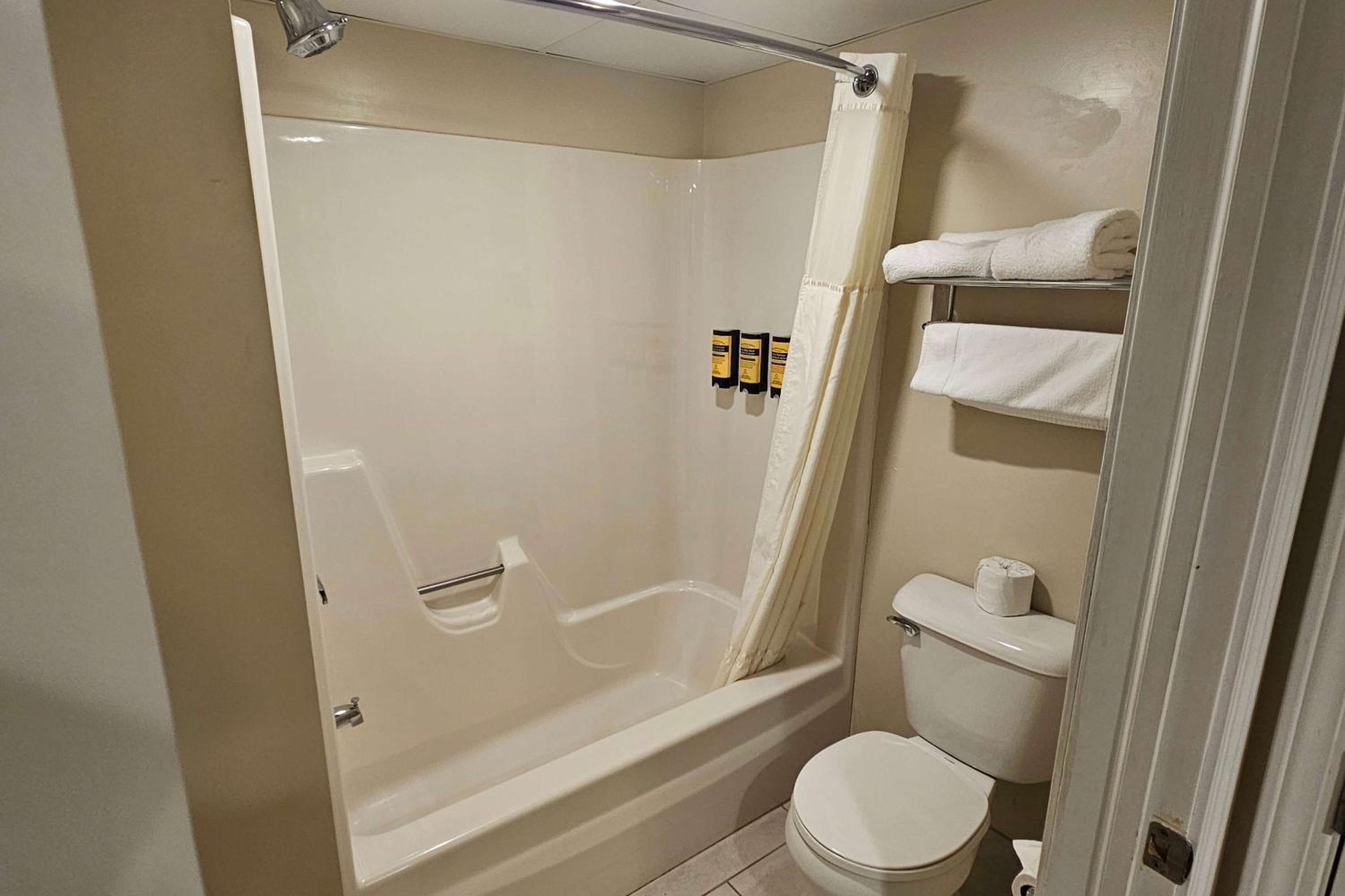 Deluxe Queen Room with Two Queen Beds - Non-Smoking - Photo 5