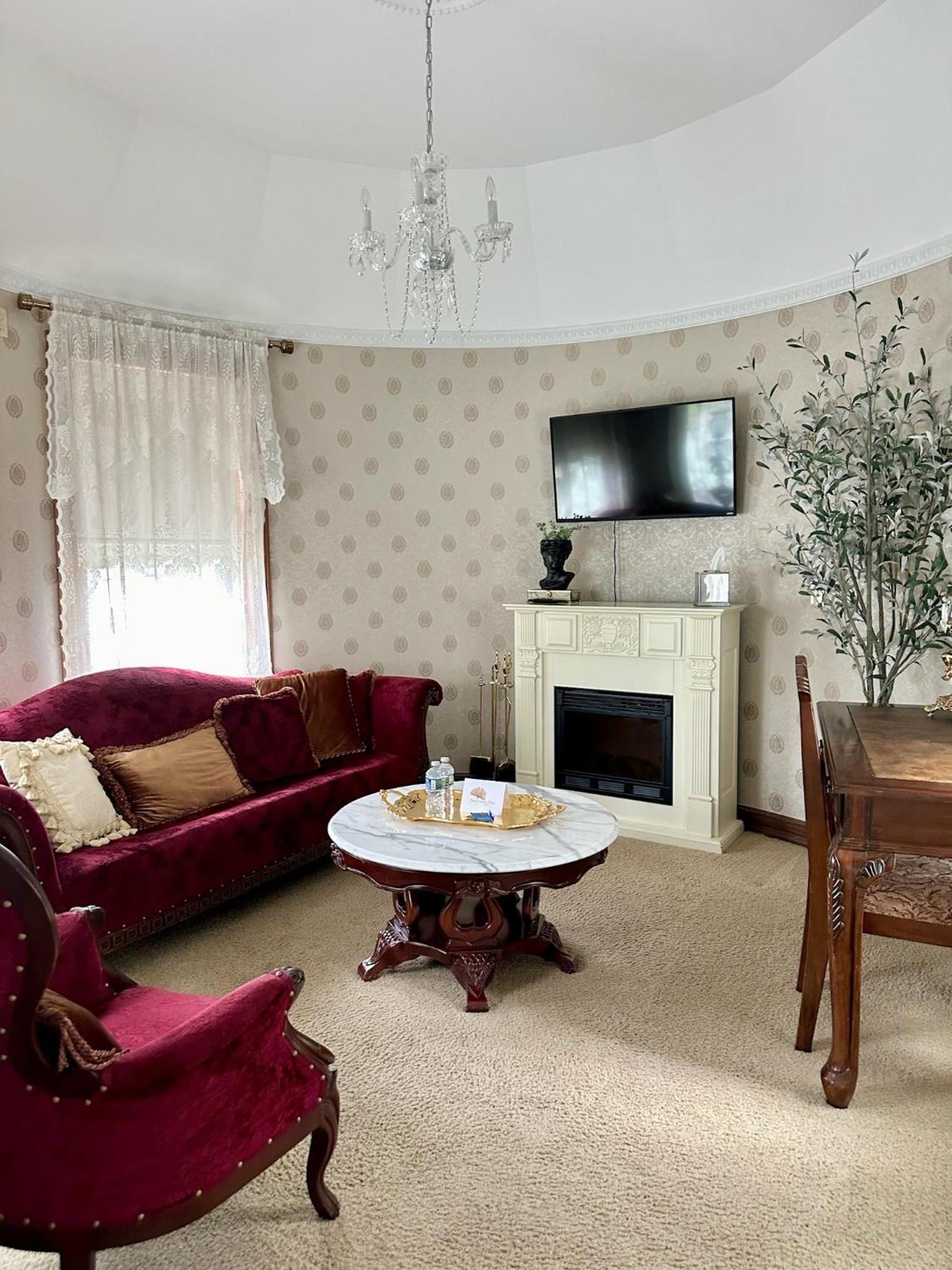 King Suite (Golden Oak) photo 3
