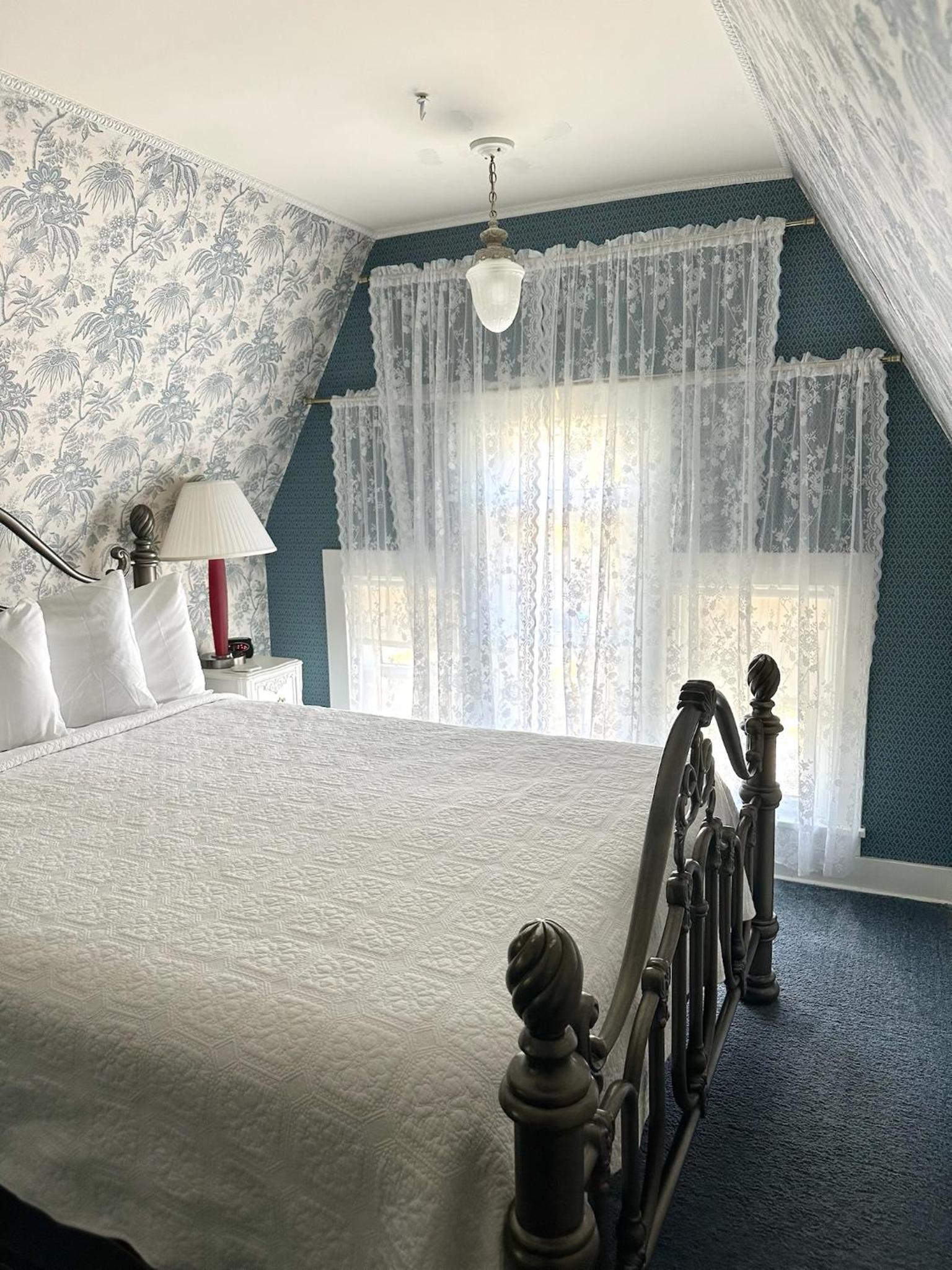 Deluxe Queen Room (Wedgewood)