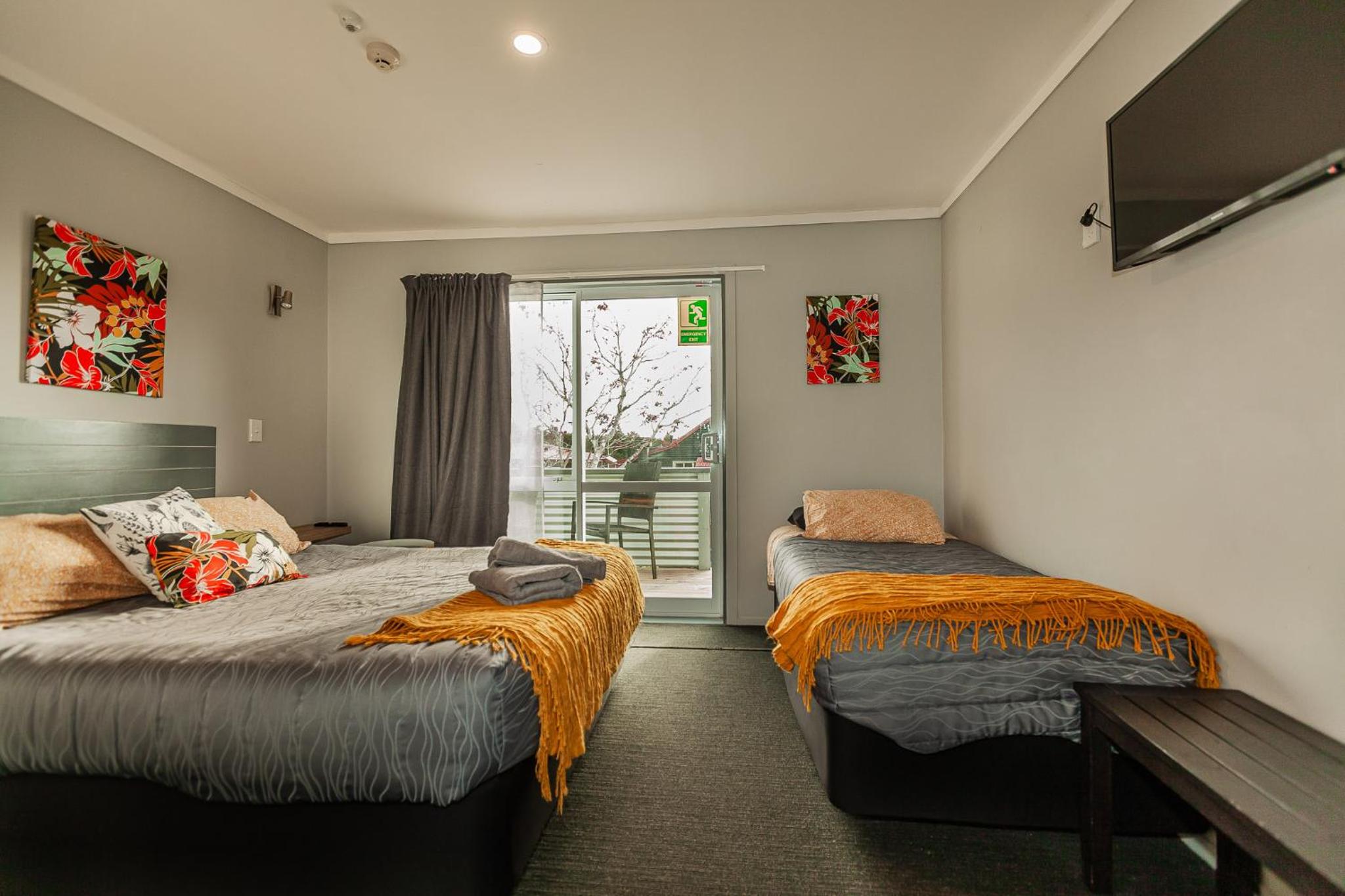 Double or Twin Room with Private Bathroom - Photo 7