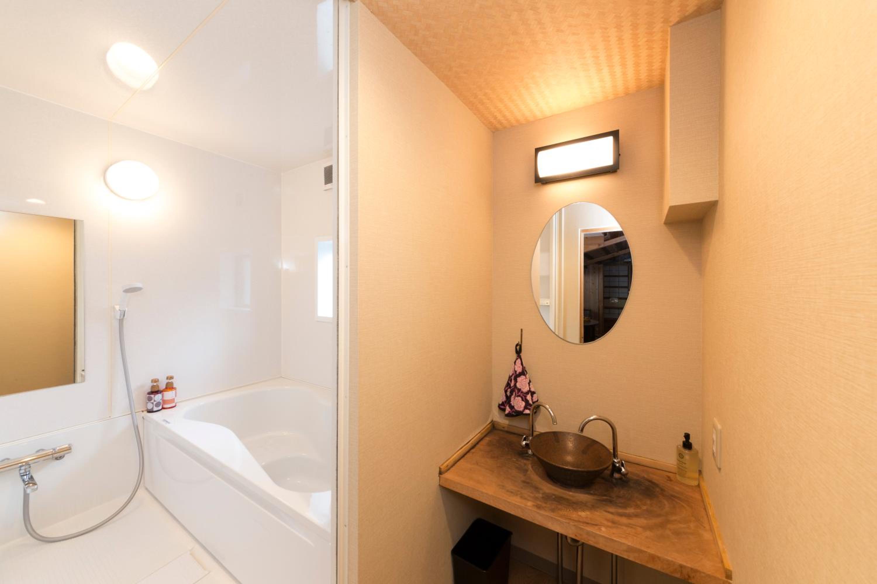 Twin Room with Shared Bathroom photo 2